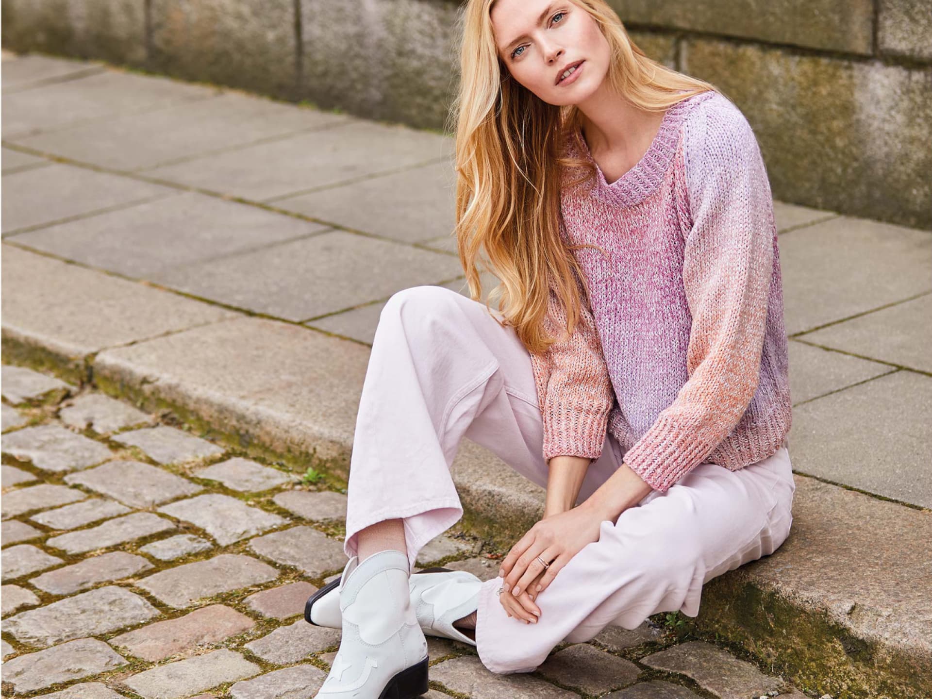 Model in rosa Sommerpullover mit Dégradé-Effekt von Lana Grossa Model in rosa Sommerpullover mit Dégradé-Effekt von Lana Grossa