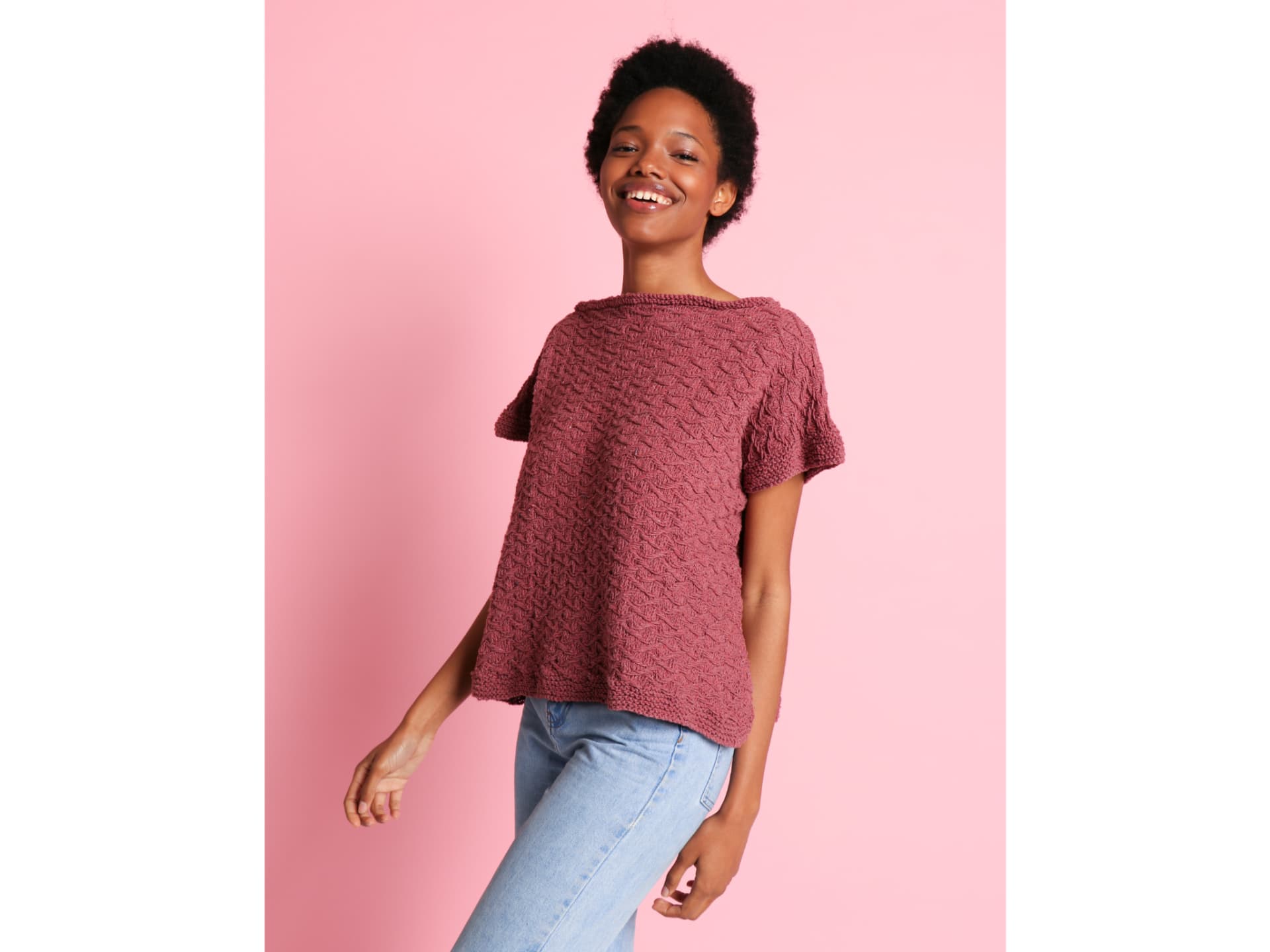 Model in Kurzarm-Sommerpullover von We Are Knitters Model in Kurzarm-Sommerpullover von We Are Knitters