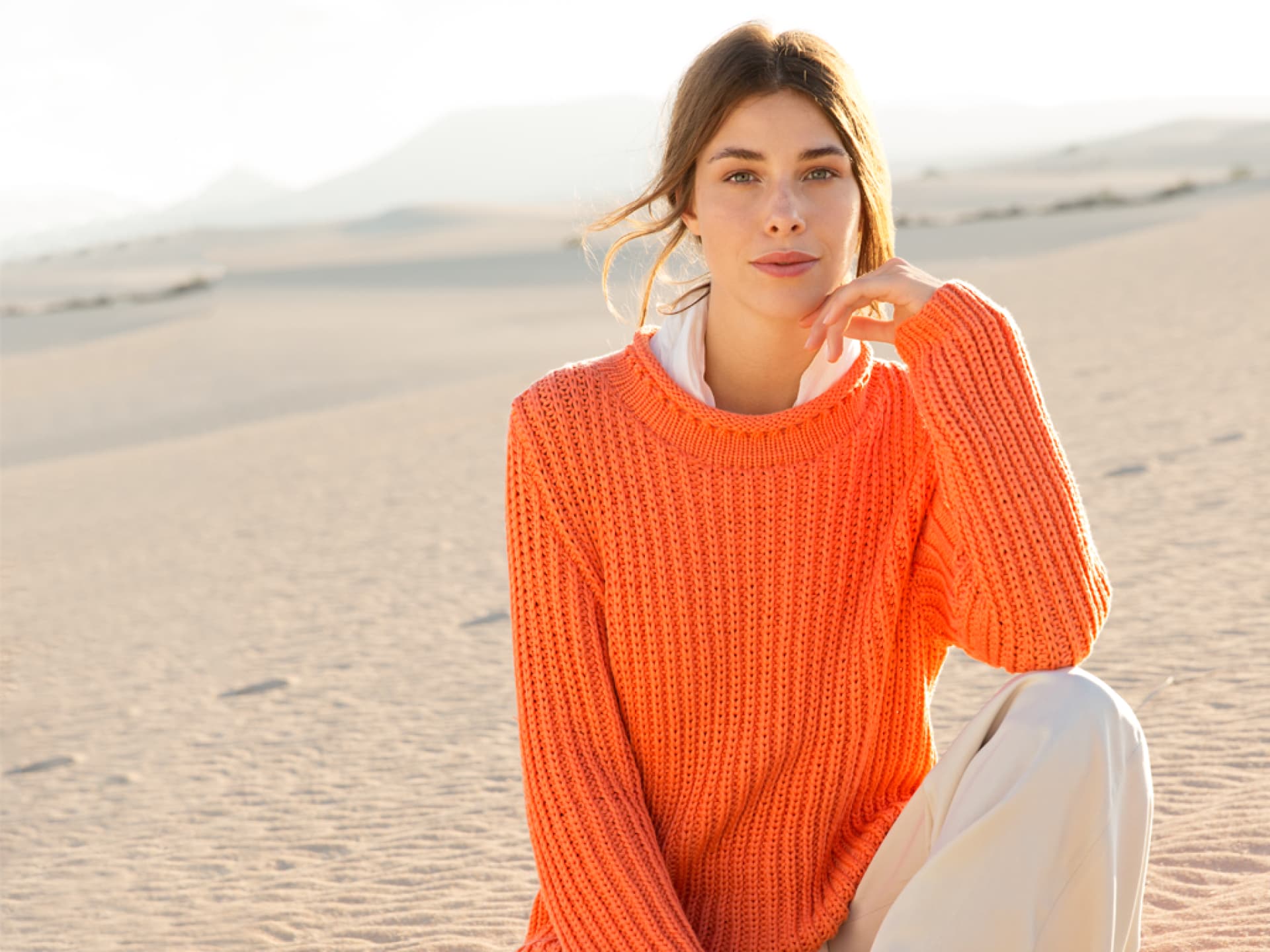 Model in orangefarbenem Sommerpullover von Lana Grossa Model in orangefarbenem Sommerpullover von Lana Grossa