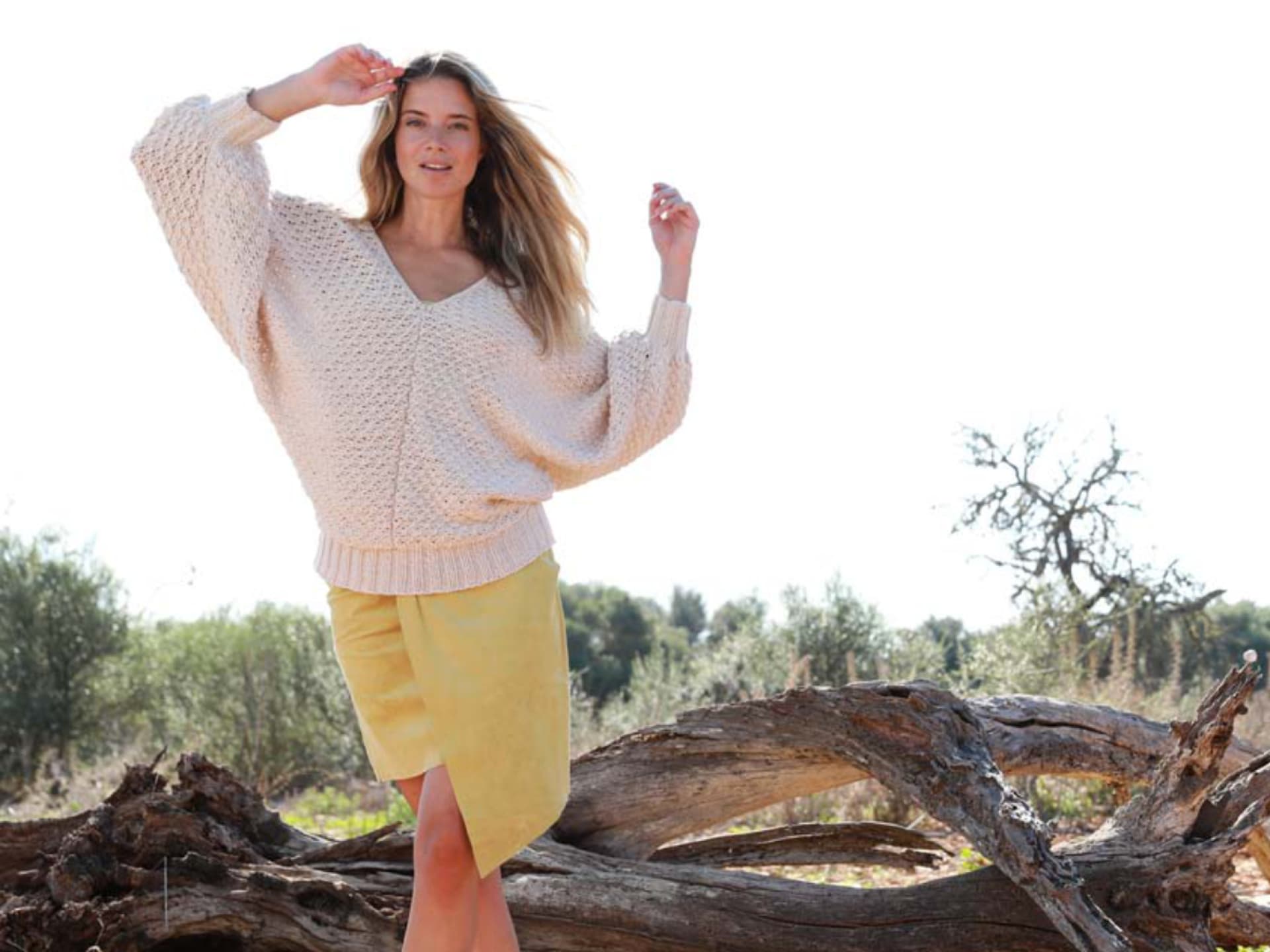 Strickanleitung für den Sommerpullover mit Fledermausärmeln Model in Strickpullover mit Fledermausärmeln von Lana Grossa