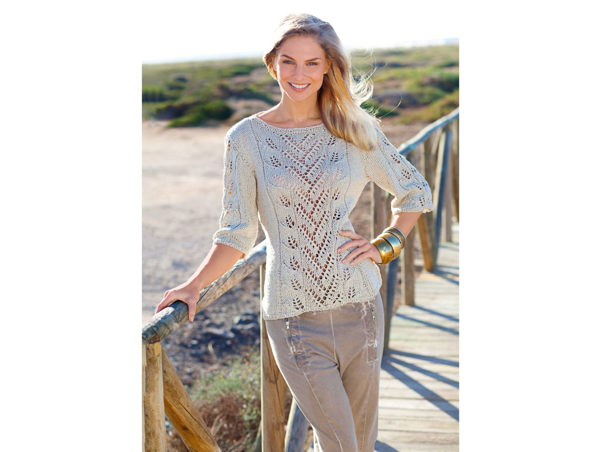 Model in beigem Lochmuster-Pullover mit Blattmuster Model in beigem Lochmuster-Pullover mit Blattmuster