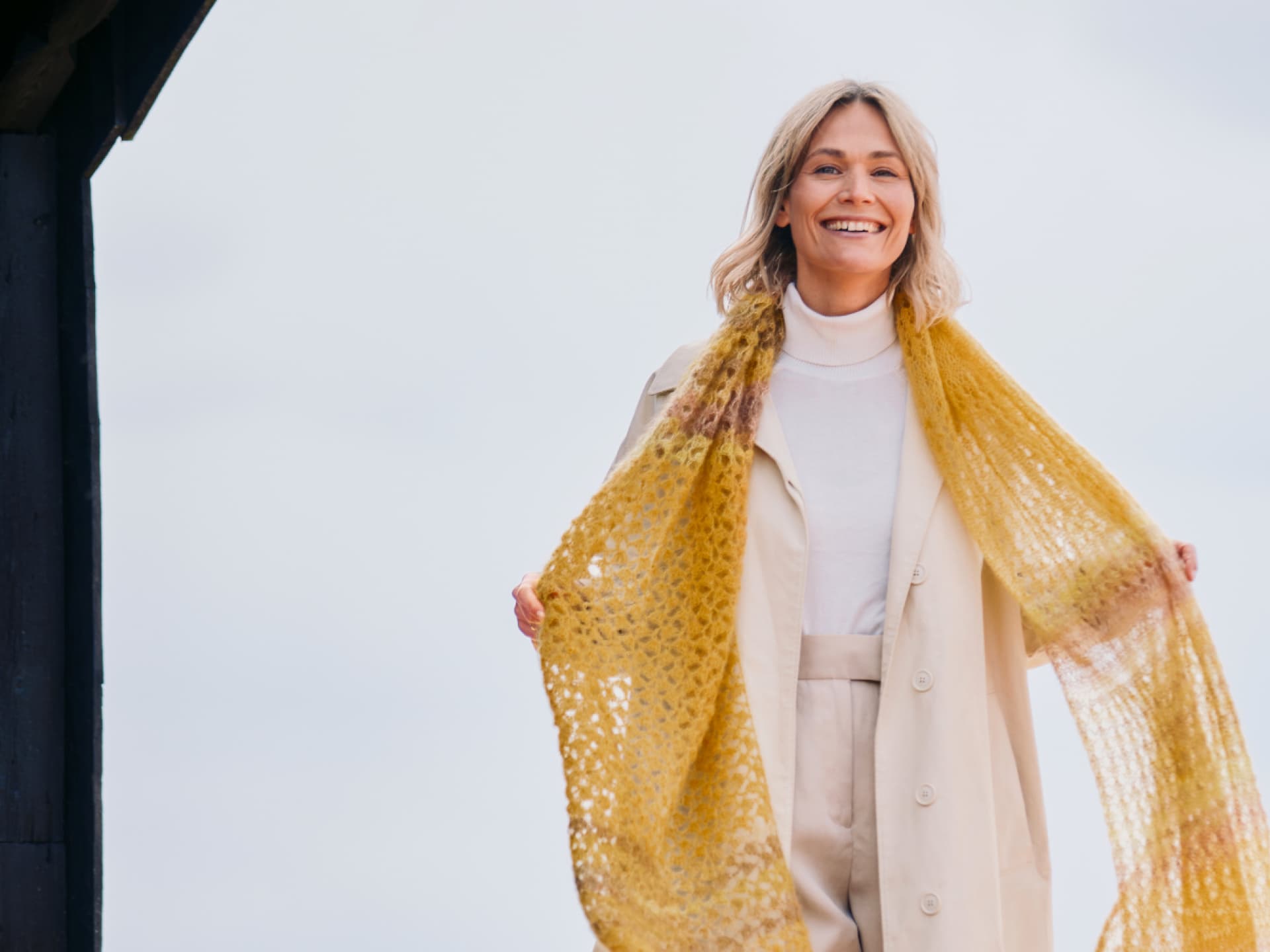 Strickanleitung gelber Lochmuster-Schal von Lana Grossa Model mit gelbem Lochmuster-Schal von Lana Grossa