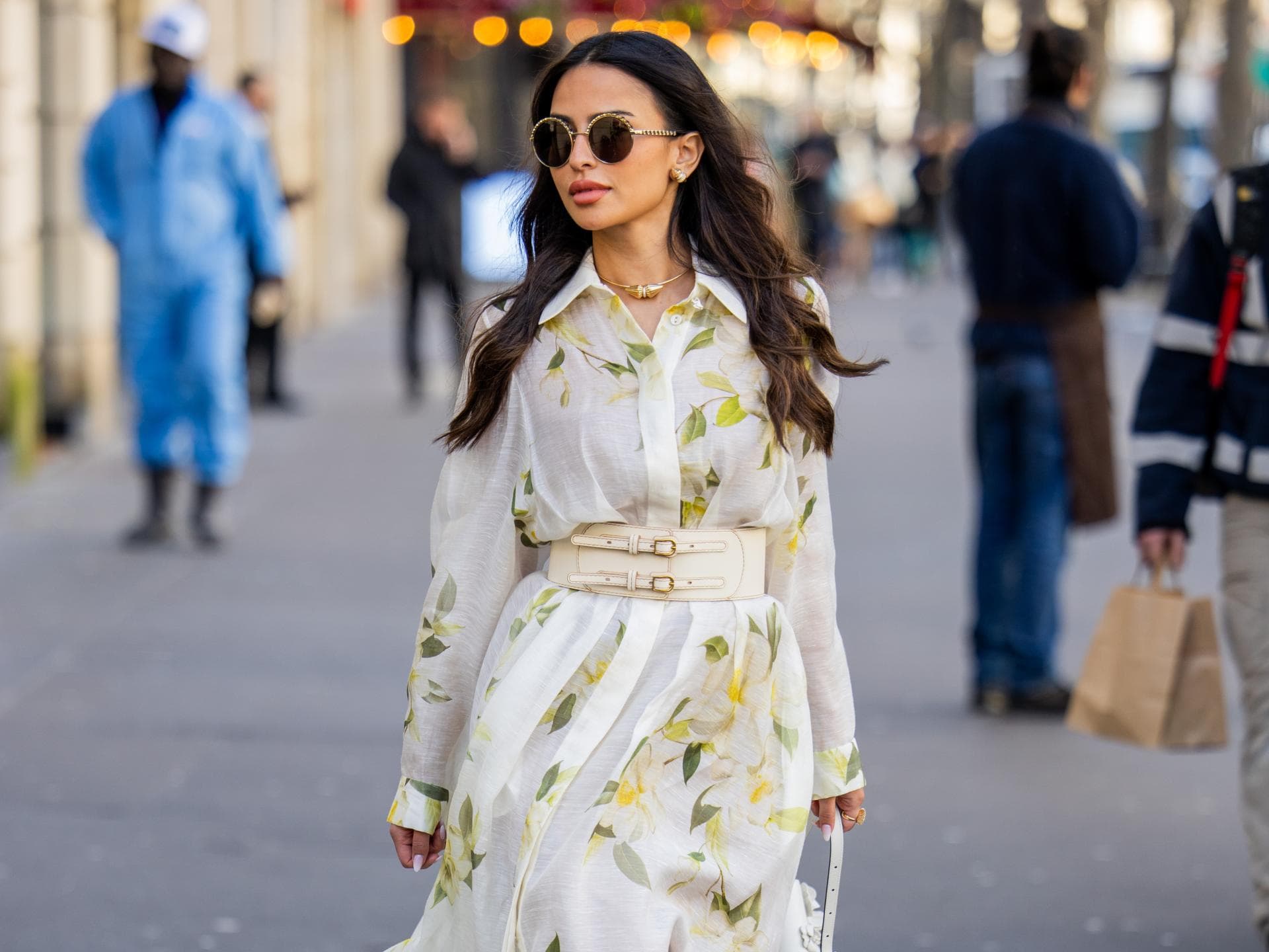 Frau trägt florales Maxikleid im Streetstyle Frau trägt florales Maxikleid im Streetstyle