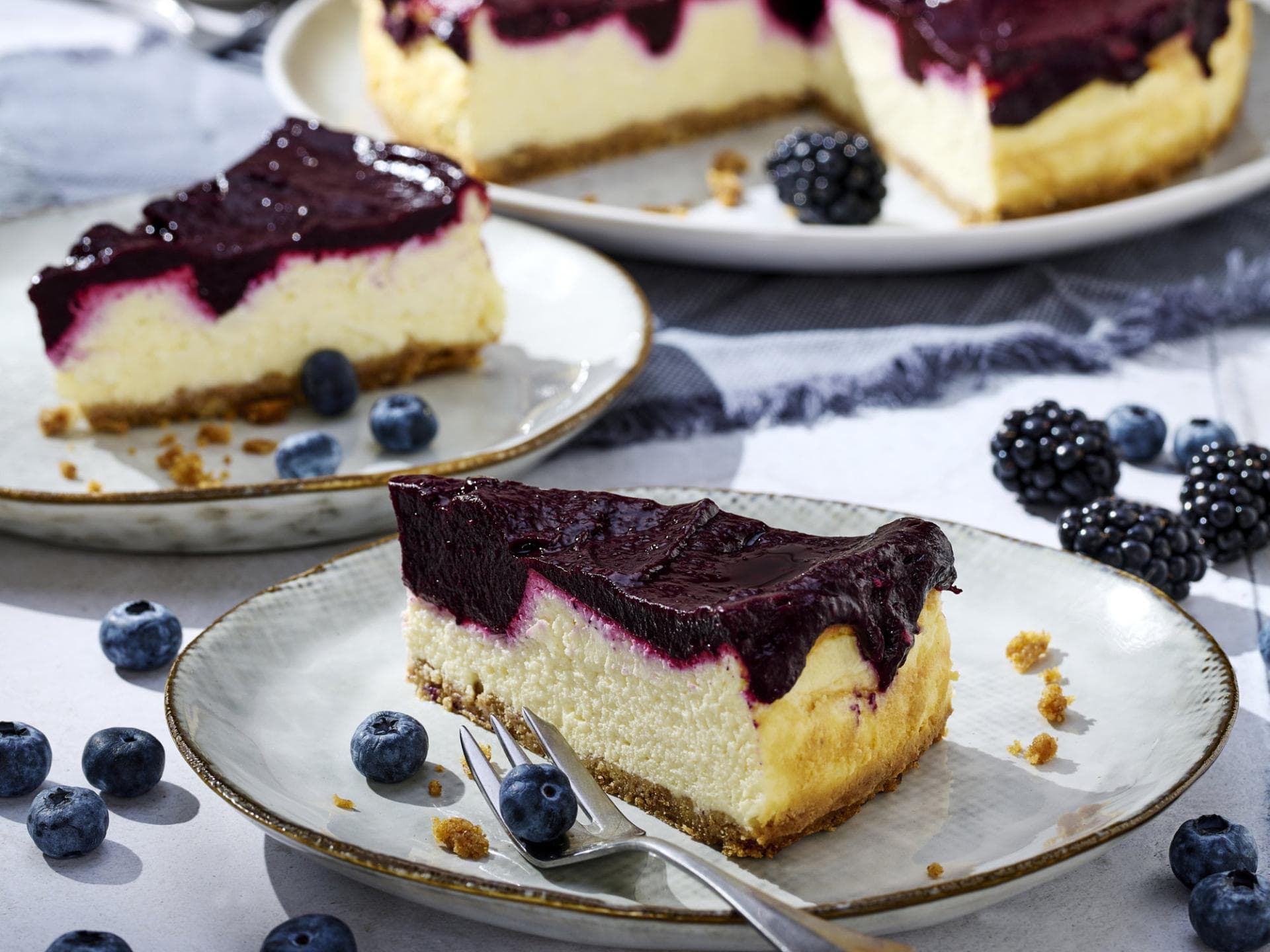 Käsekuchen mit Waldbeeren Käsekuchen mit Waldbeeren