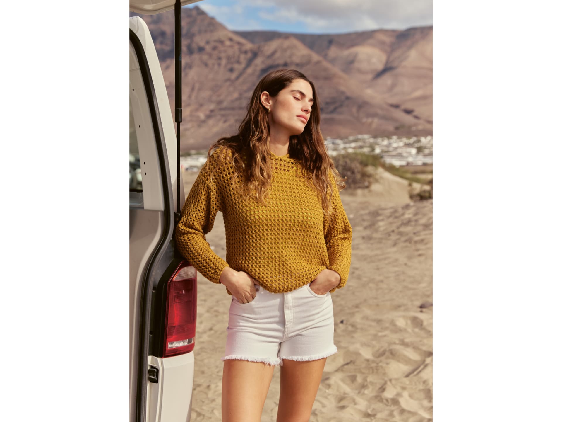 Strickanleitung für den Kapuzenpullover von Lana Grossa Model in gestricktem Kapuzenpullover von Lana Grossa