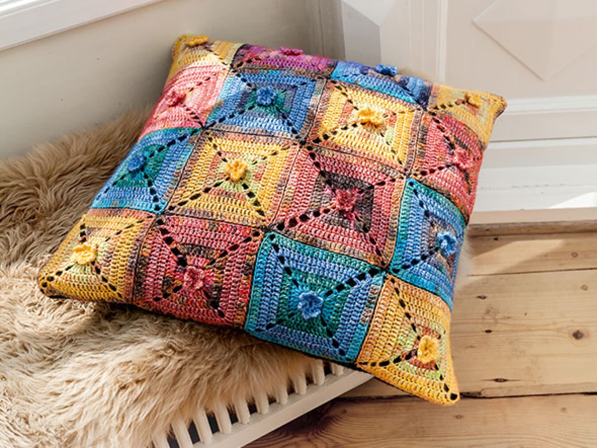 Häkelanleitung für ein Bodenkissen aus Granny Squares Selbst gehäkeltes Bodenkissen aus Granny Squares