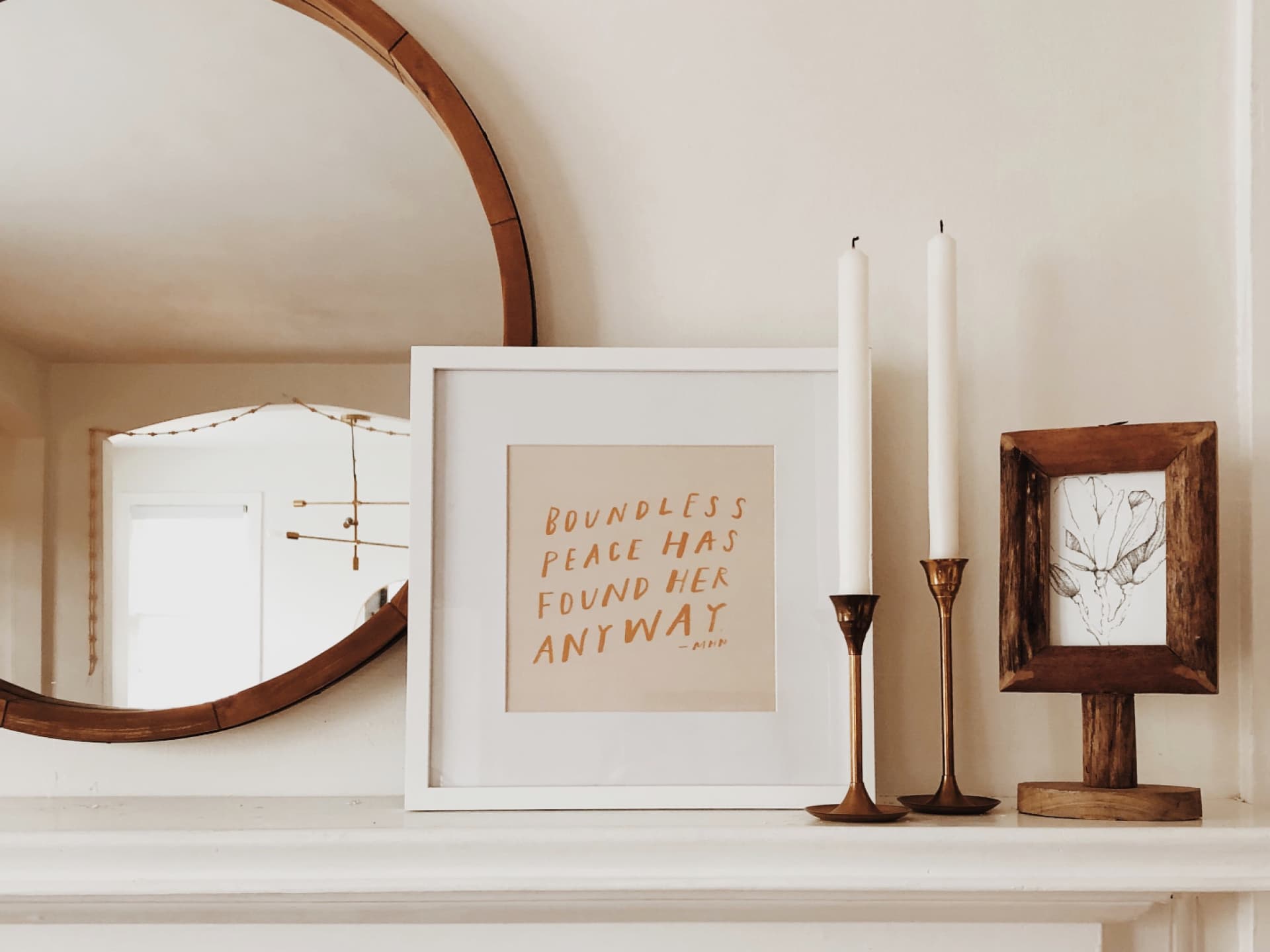 Die Einrichtung verleiht unserem Zuhause Persönlichkeit Eine mit Wohnaccessoires eingerichtete Wohnung