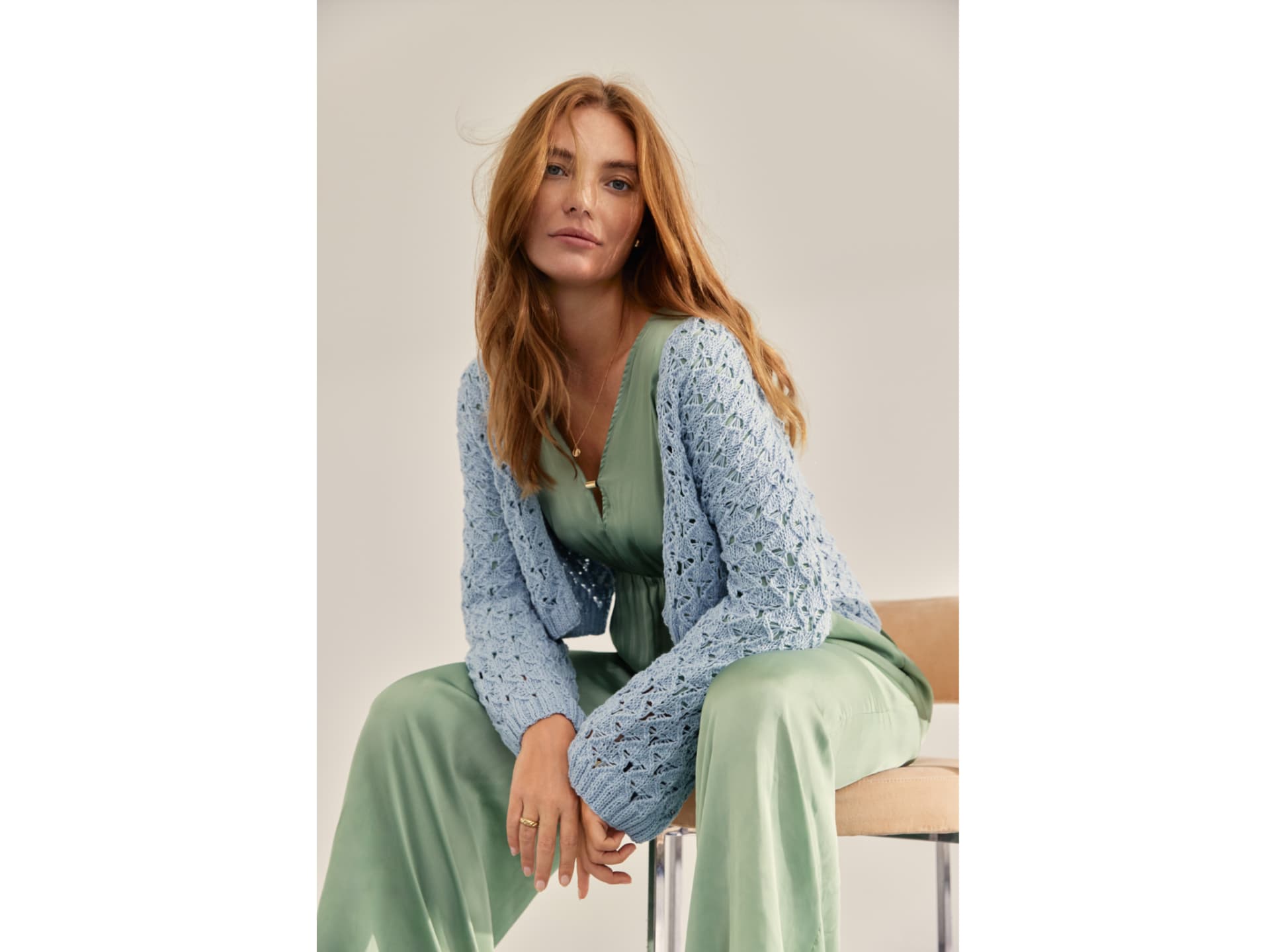 Kostenlose Anleitung für die Ajourmuster-Strickjacke von Lana Grossa Model in Strickjacke mit Ajourmuster von Lana Grossa
