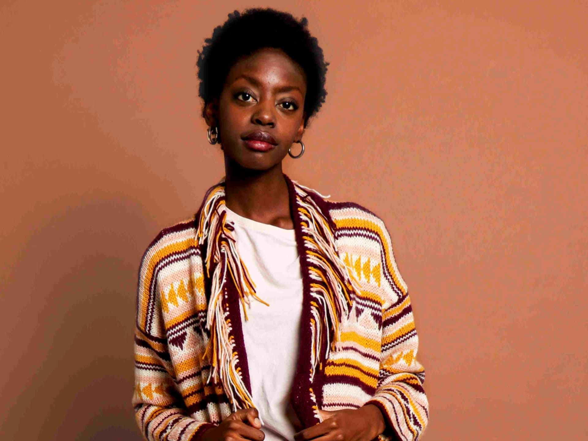 Kostenlose Strickanleitung für einen Ethno-Cardigan von We Are Knitters Bunt stricken - Model in Ethno-Cardigan von We Are Knitters