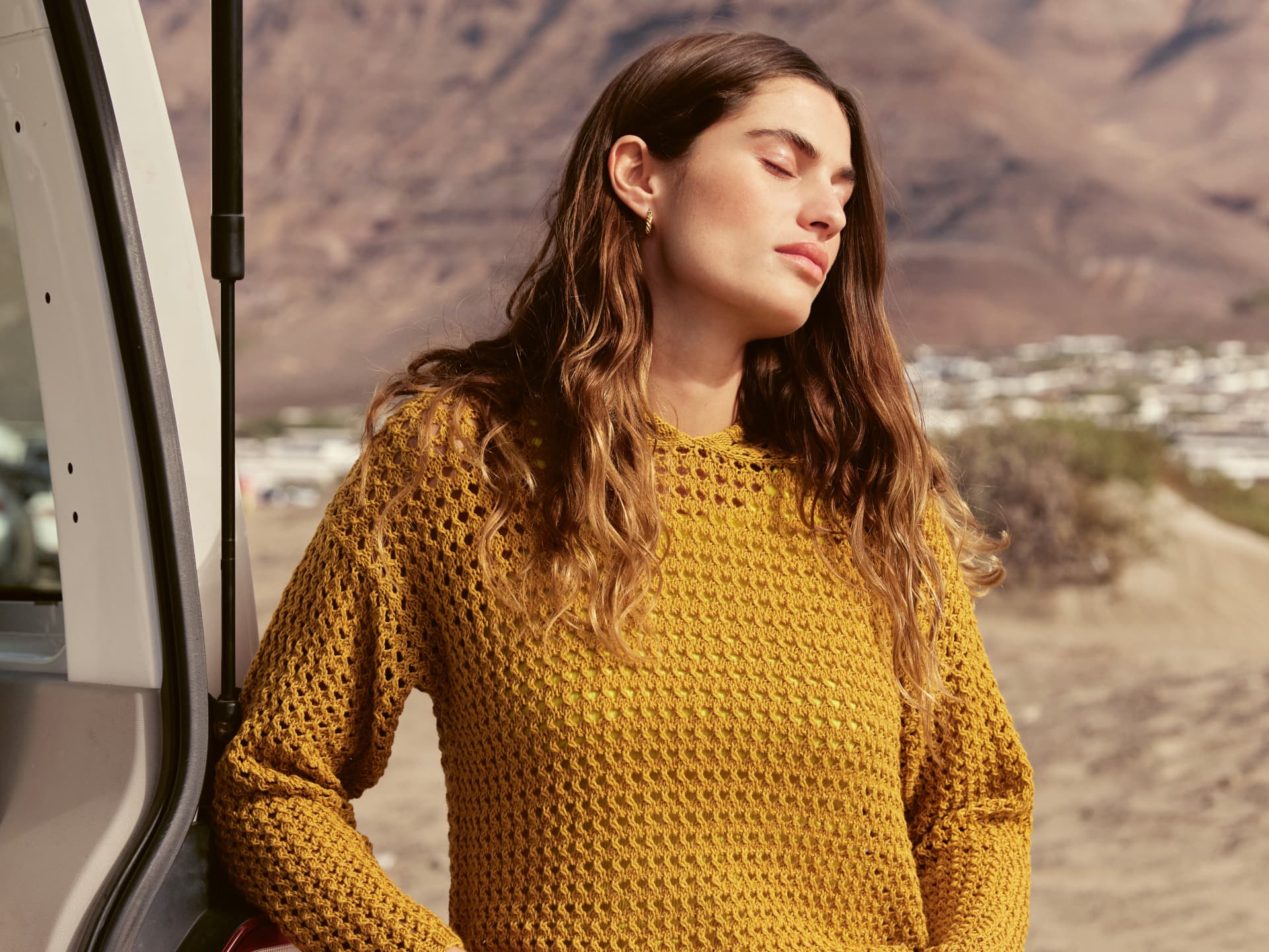 Kostenlose Strickanleitung für einen senfgelben Kapuzenpullover Bunt stricken - Model mit senfgelbem Kapuzenpullover von Lana Grossa