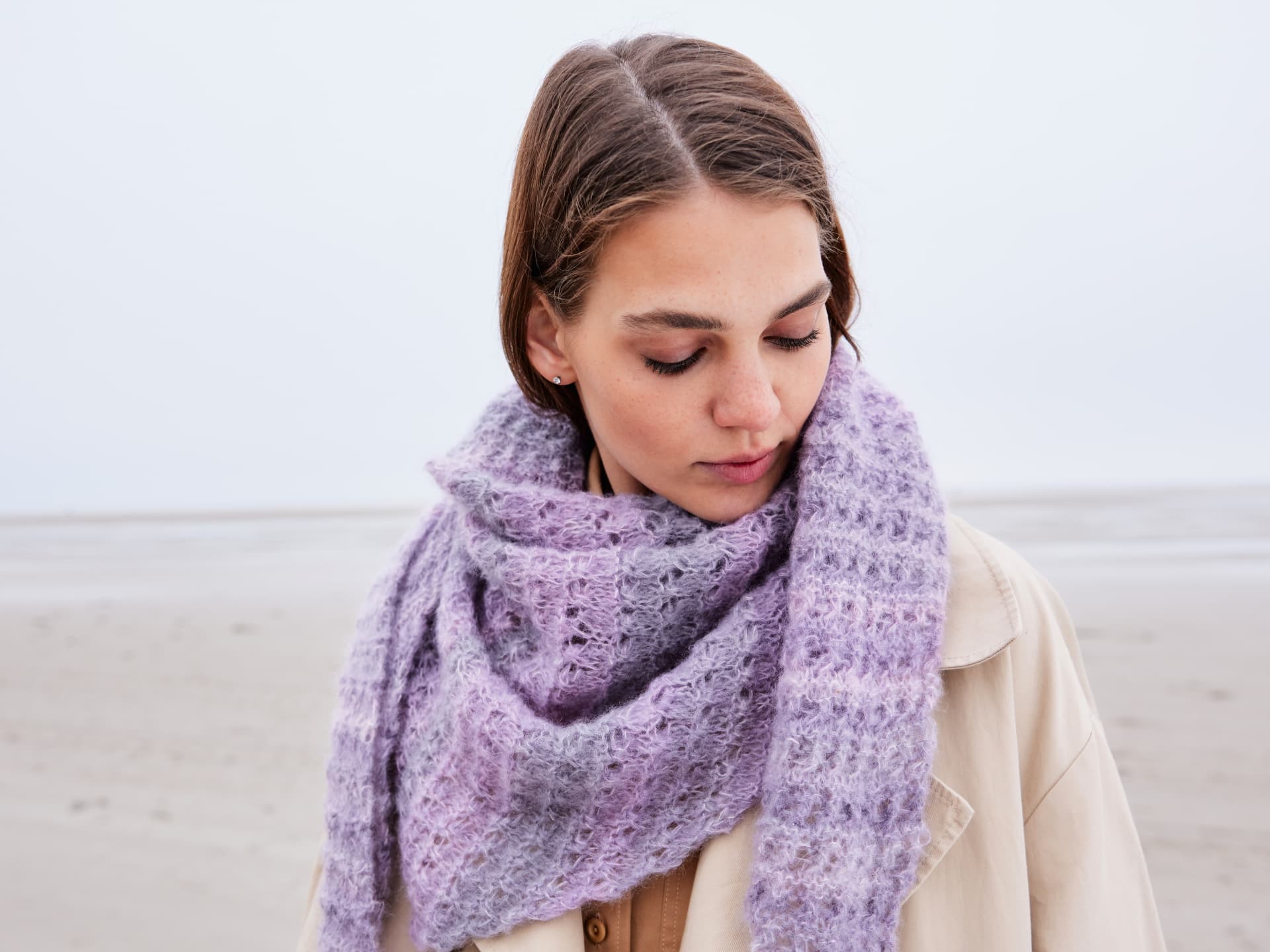 Kostenlose Strickanleitung für ein lila Dreieckstuch mit Farbverlauf Bunt stricken - Model mit Dreieckstuch mit Farbverlauf