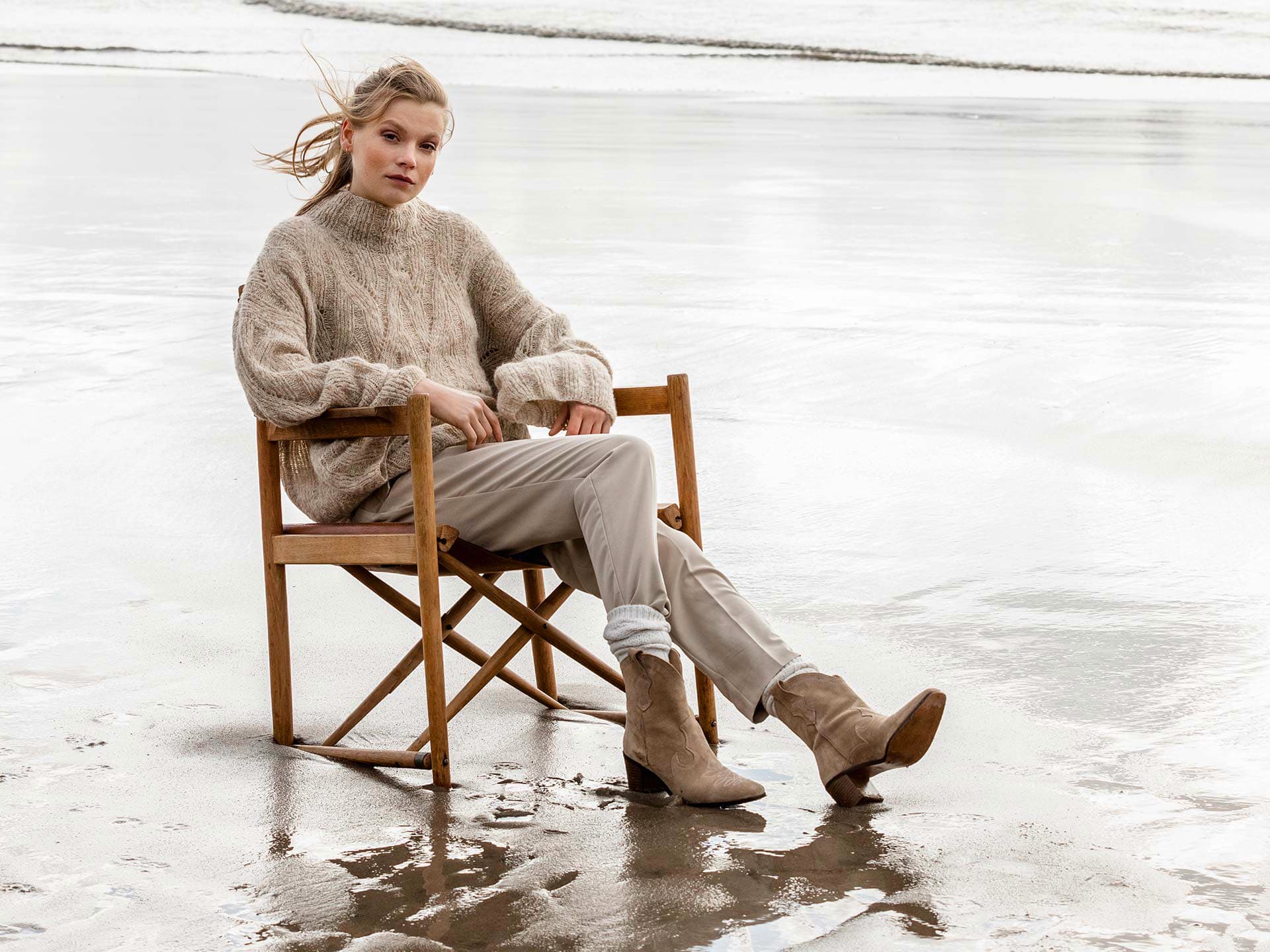 Kostenlose Strickanleitung für den beigefarbenen Pullover mit Flechtmuster Model in beigefarbenem Pullover mit Flechtmuster von Lana Grossa