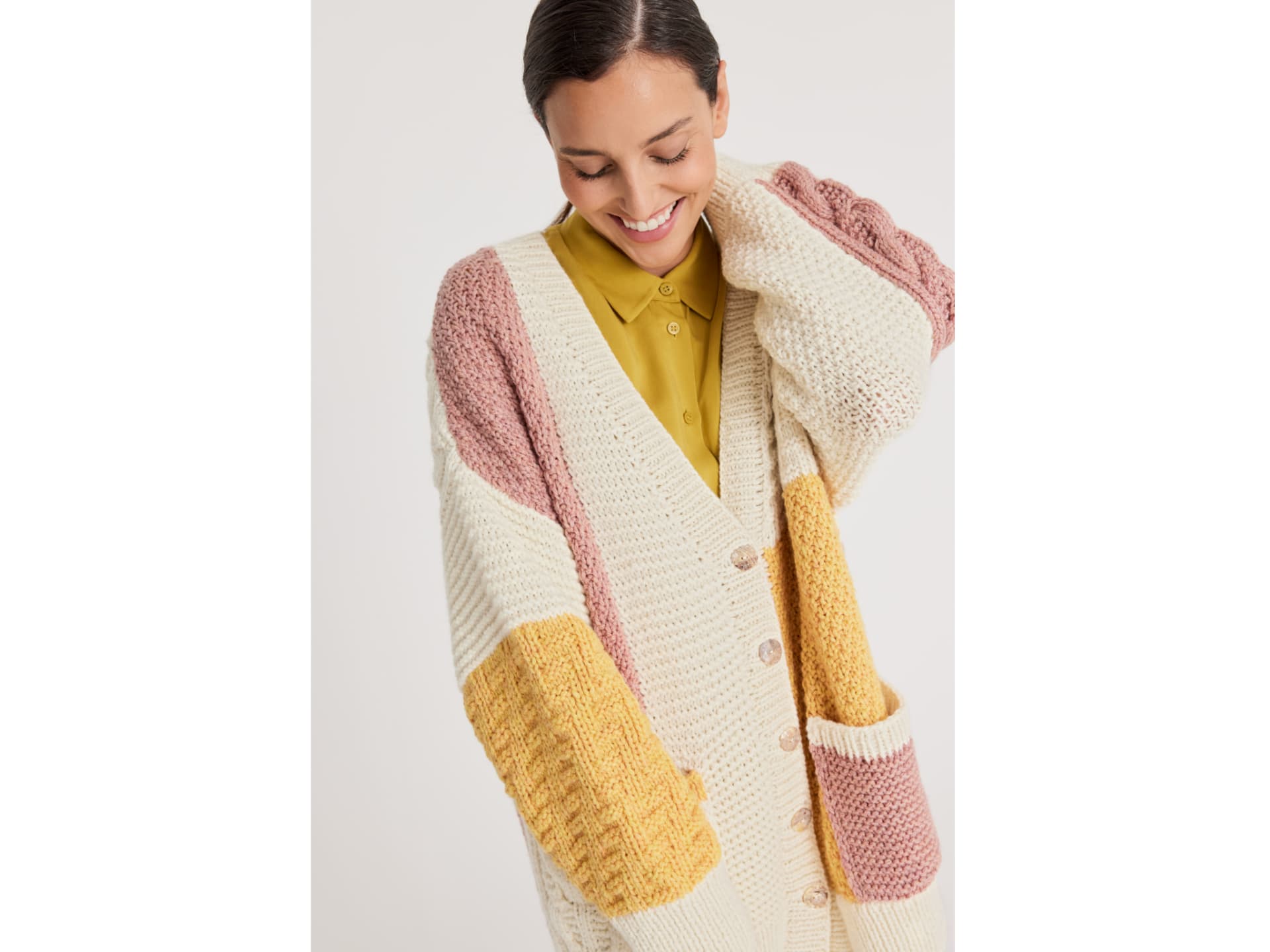 Strickanleitung für die grafische Strickjacke von Lana Grossa Model in einer grafischen Strickjacke von Lana Grossa