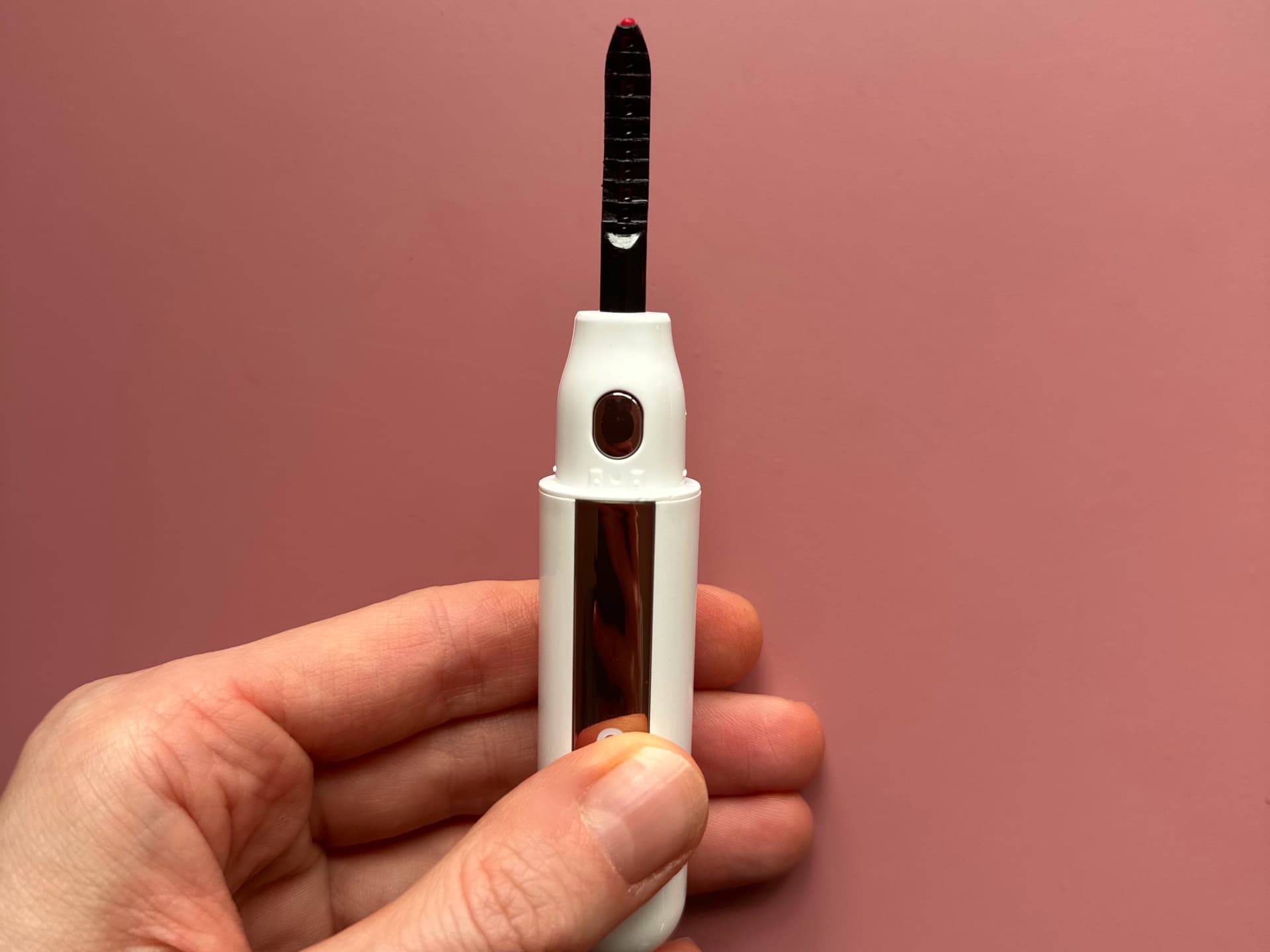 Der Calisi Curler hat zwei Temperaturstufen, um die Wimpern in Form zu bringen Der Calisi Curler