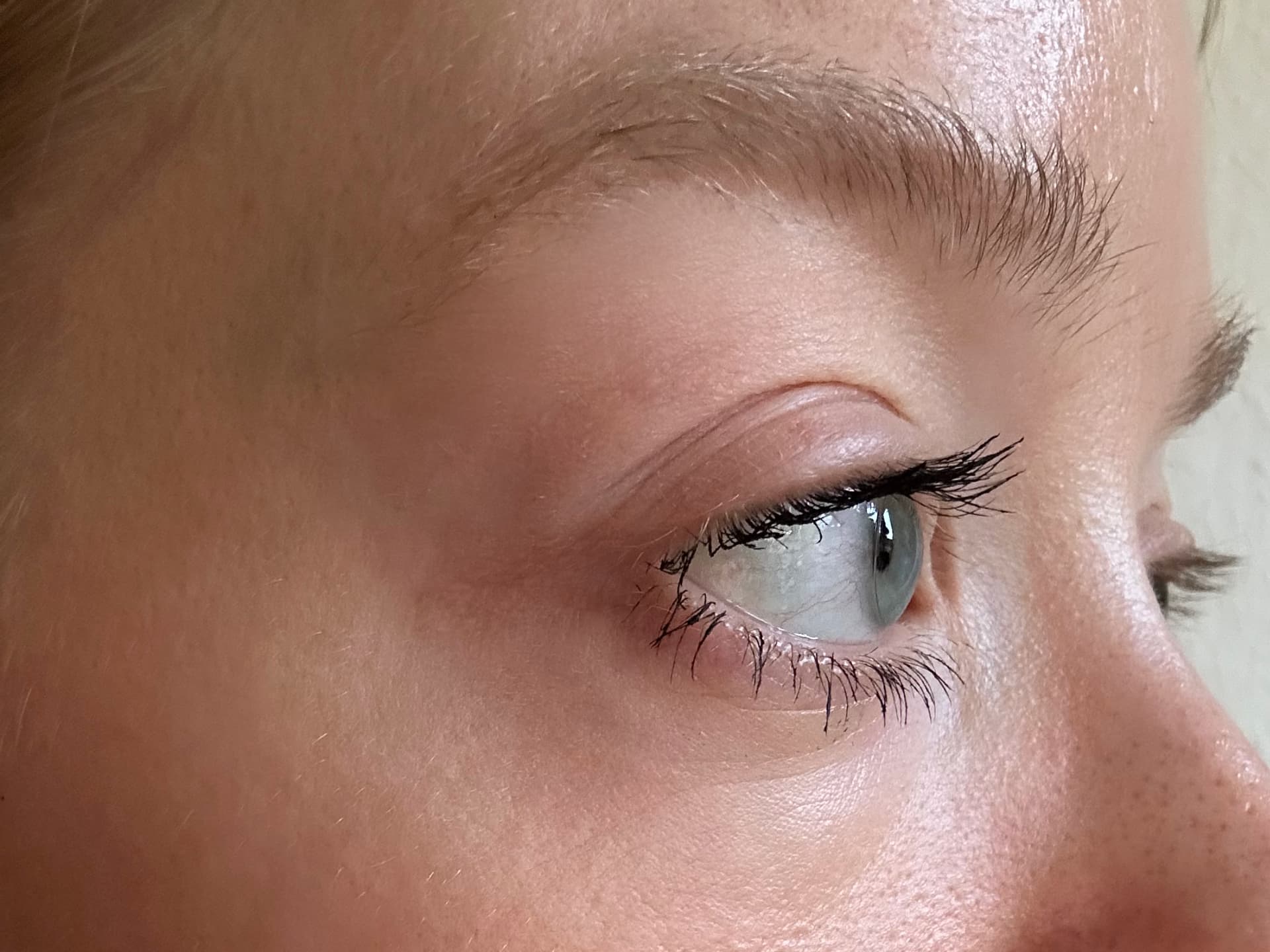 Die Wimpern haben nach der Anwendung des Calisi Curler ordentlich Schwung Meine Wimpern nach der Anwendung von Calisi Curler