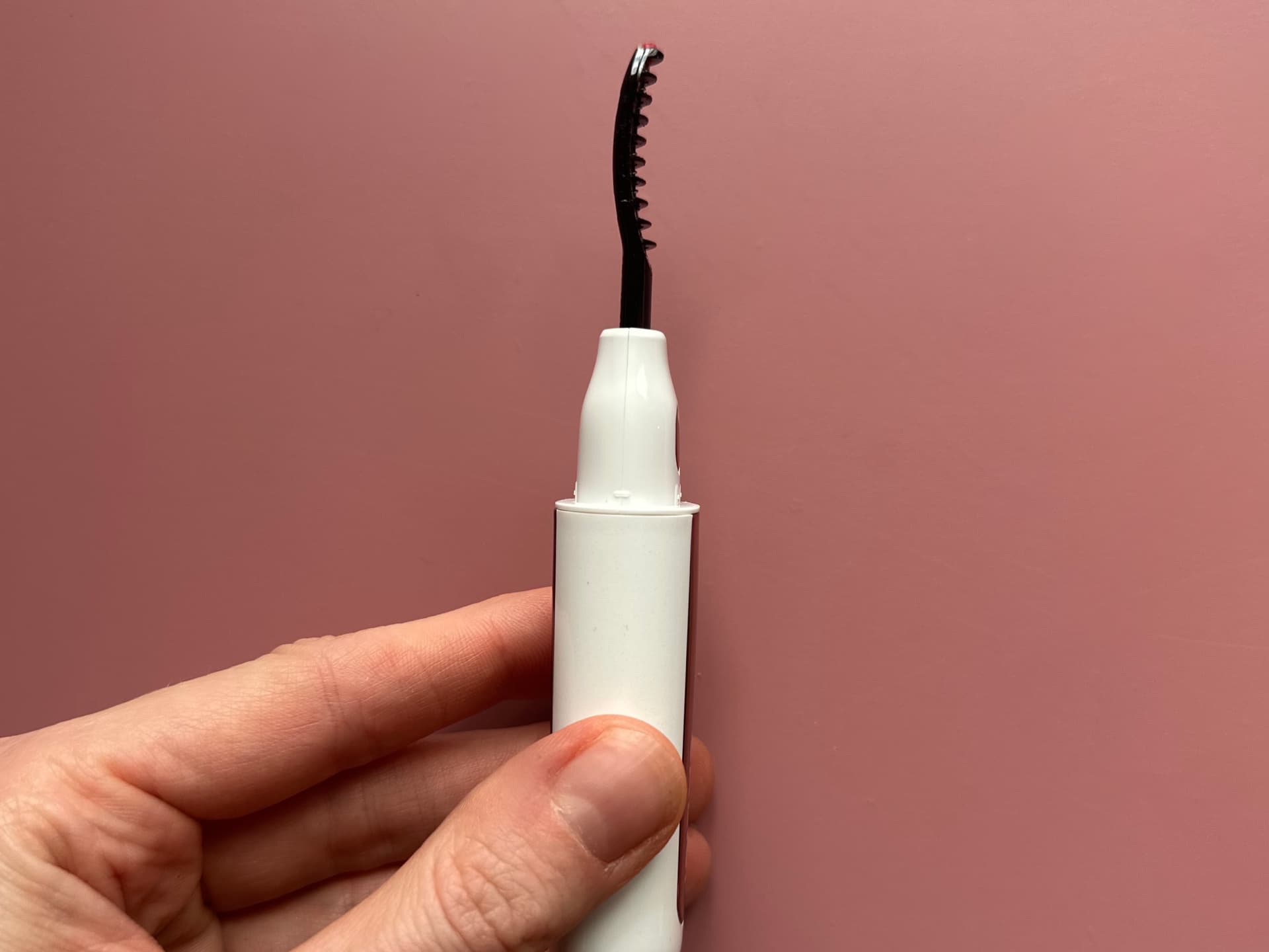 Die beheizbare Bürste vom Calisi Curler bringt die Wimpern in Form Die beheizbare Bürste des Calisi Curlers