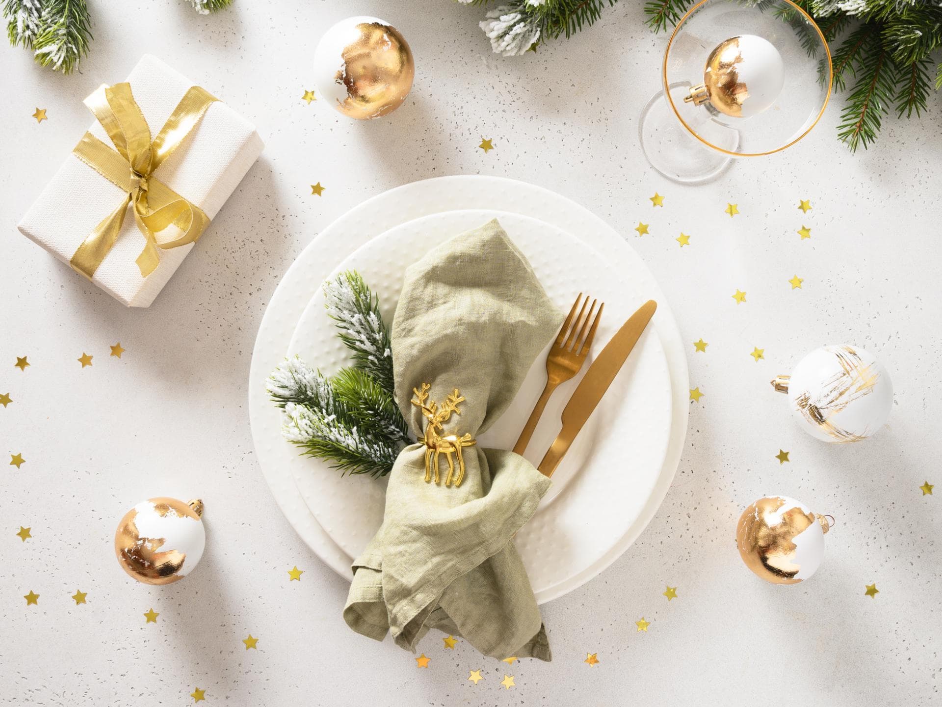 Serviettenringe basteln für Weihnachten Serviettenring mit goldenen Elementen