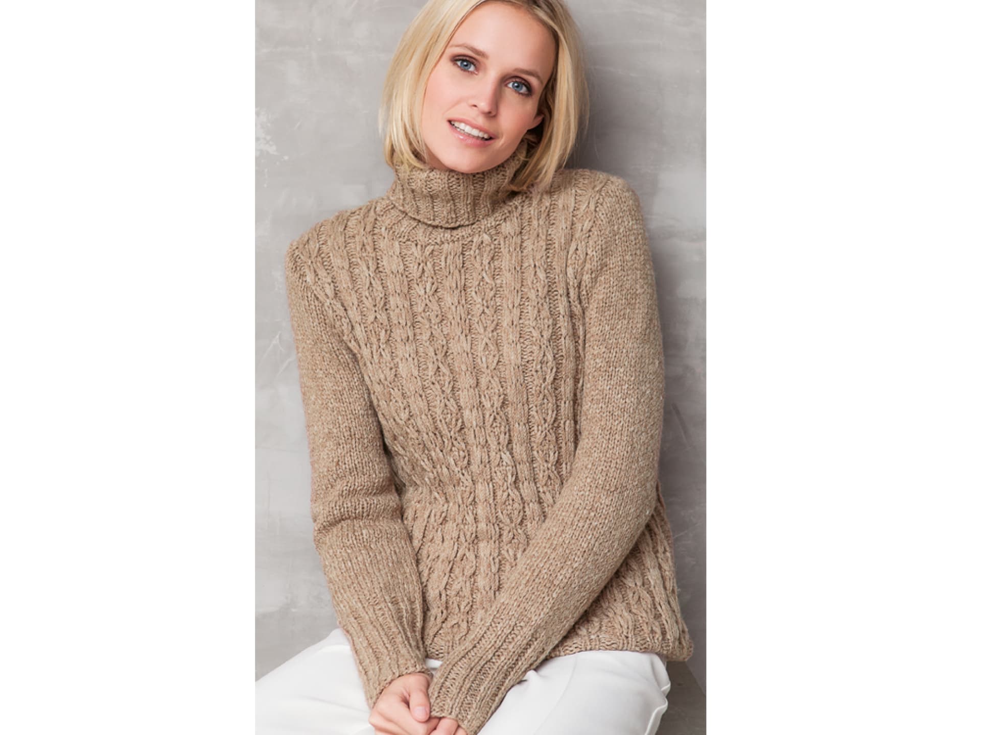Strickanleitung für den Pullover mit Hebemaschenmuster Stricken mit Alpakawolle - Model in Pullover mit Hebemaschenmuster