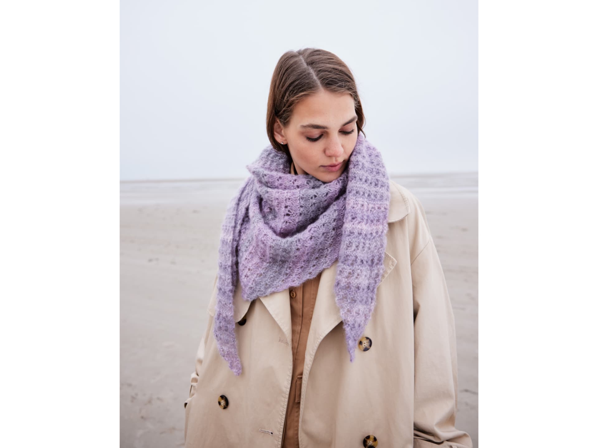 Strickanleitung für das Dreieckstuch mit Farbverlauf Stricken mit Mohair - Model in Dreieckstuch mit Farbverlauf