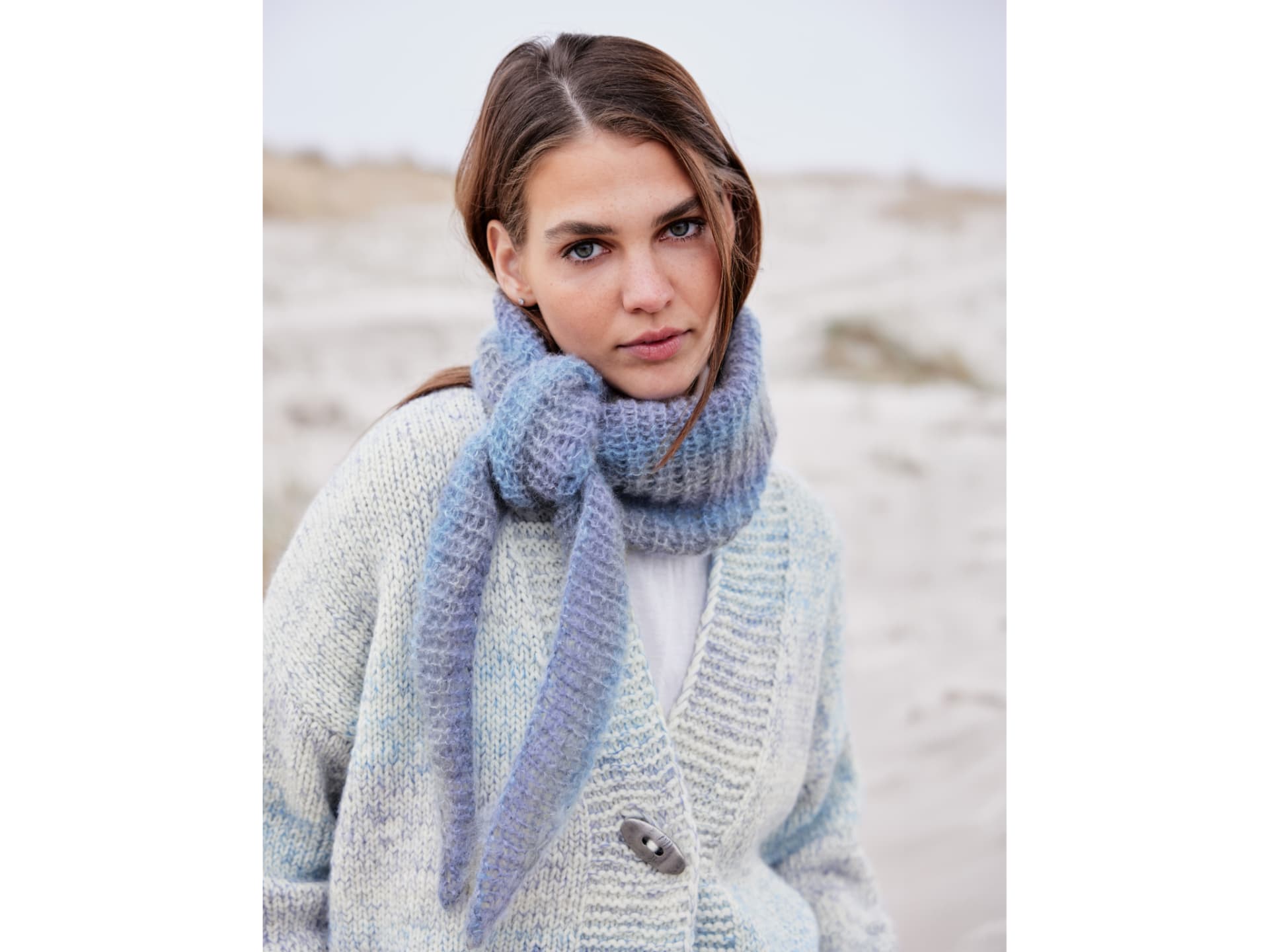 Strickanleitung für das XXL-Dreieckstuch von Lana Grossa Stricken mit Mohair - Model mit XXL-Dreieckstuch von Lana Grossa
