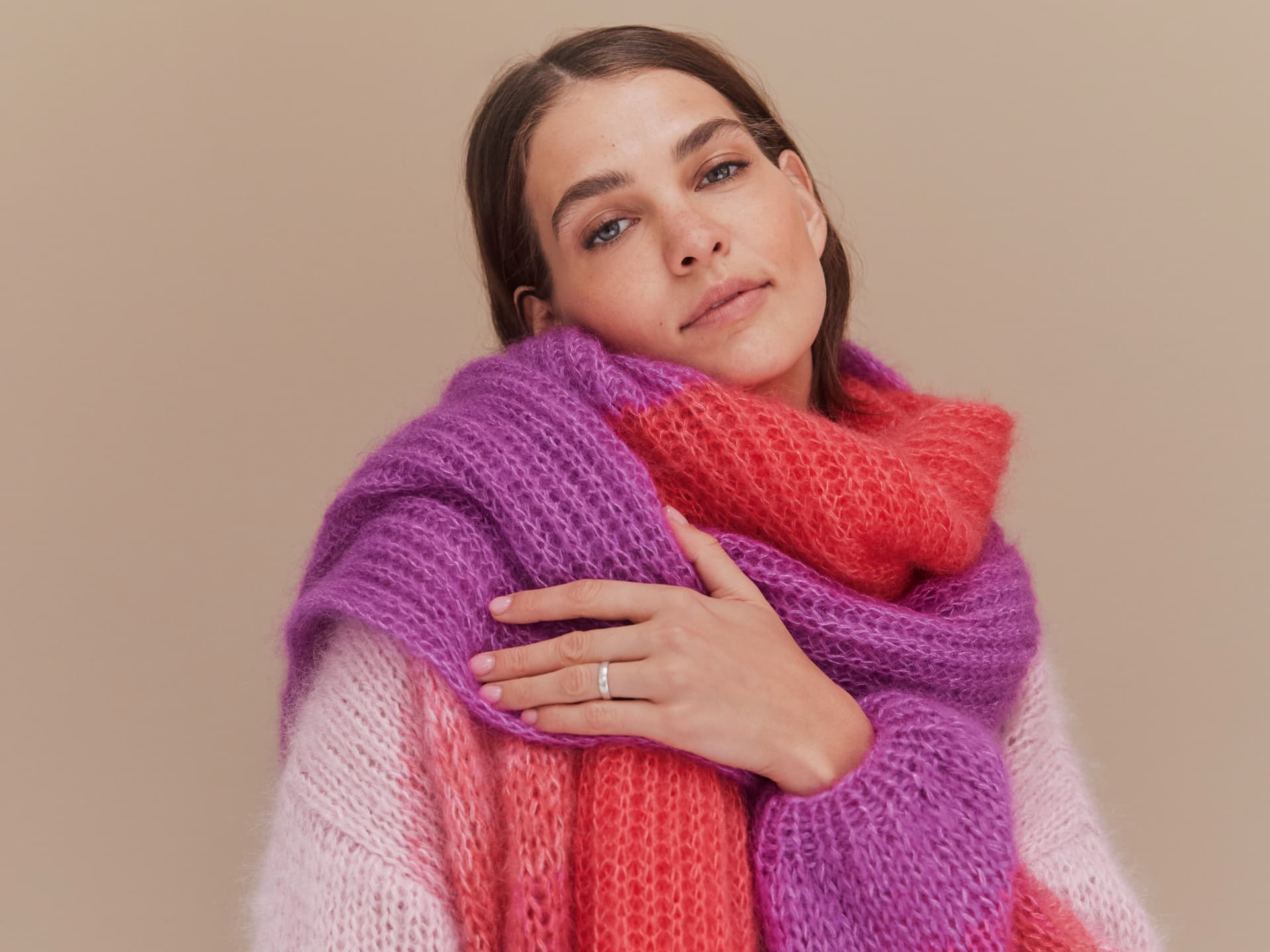 Die schönsten Strickanleitungen mit Mohair - kostenlos zum Nachstricken Model in Mohair-Schal von Lana Grossa