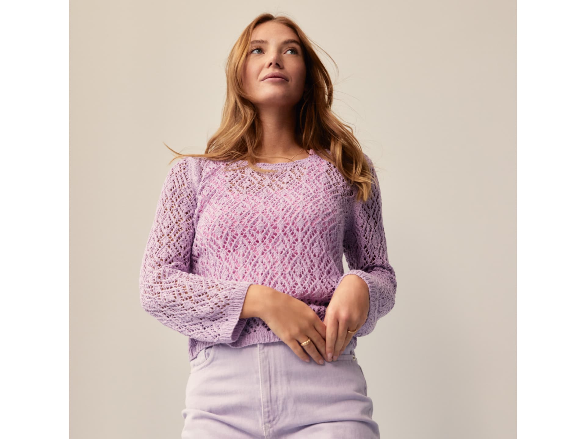 Strickanleitung für den luftigen Ajourmuster-Pullover von Lana Grossa Stricken für den Frühling - Model in Ajourmuster-Pullover von Lana Grossa