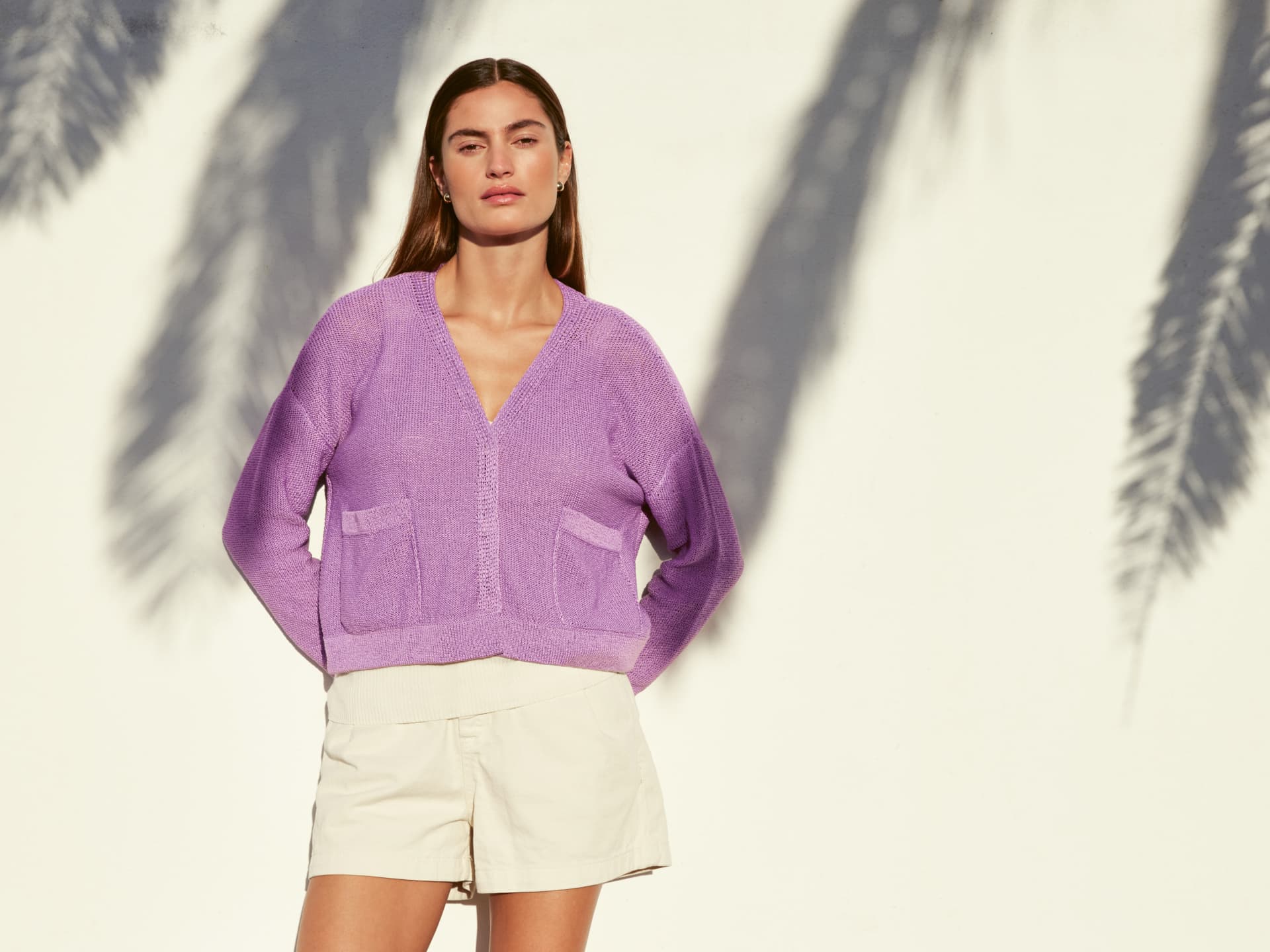 Strickanleitung für die Strickjacke mit Taschen von Lana Grossa Stricken für den Frühling - Model in Strickjacke mit Taschen von Lana Grossa