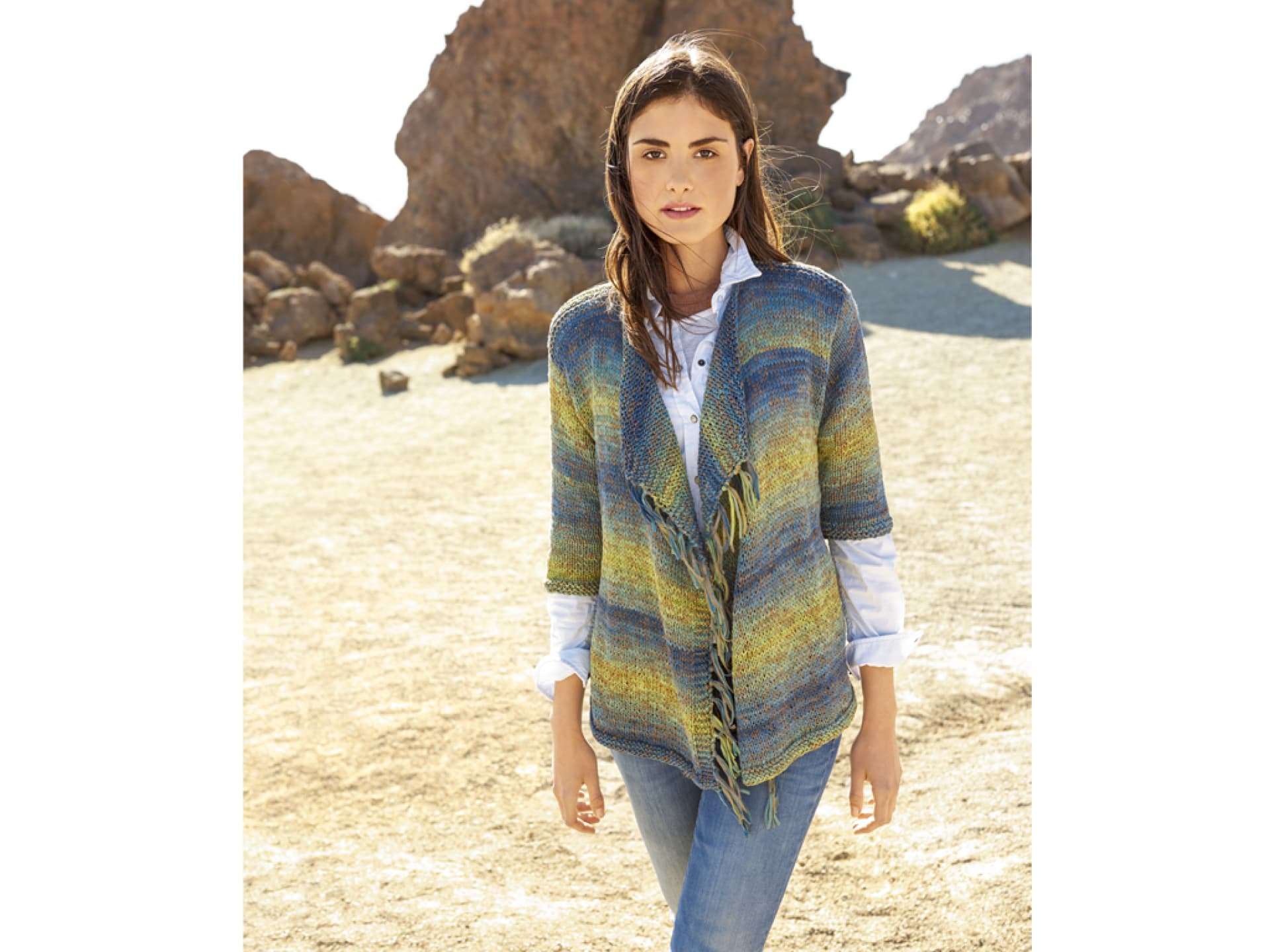 Strickanleitung für den Fransen-Cardigan von Lana Grossa Model in gestricktem Fransen-Cardigan von Lana Grossa