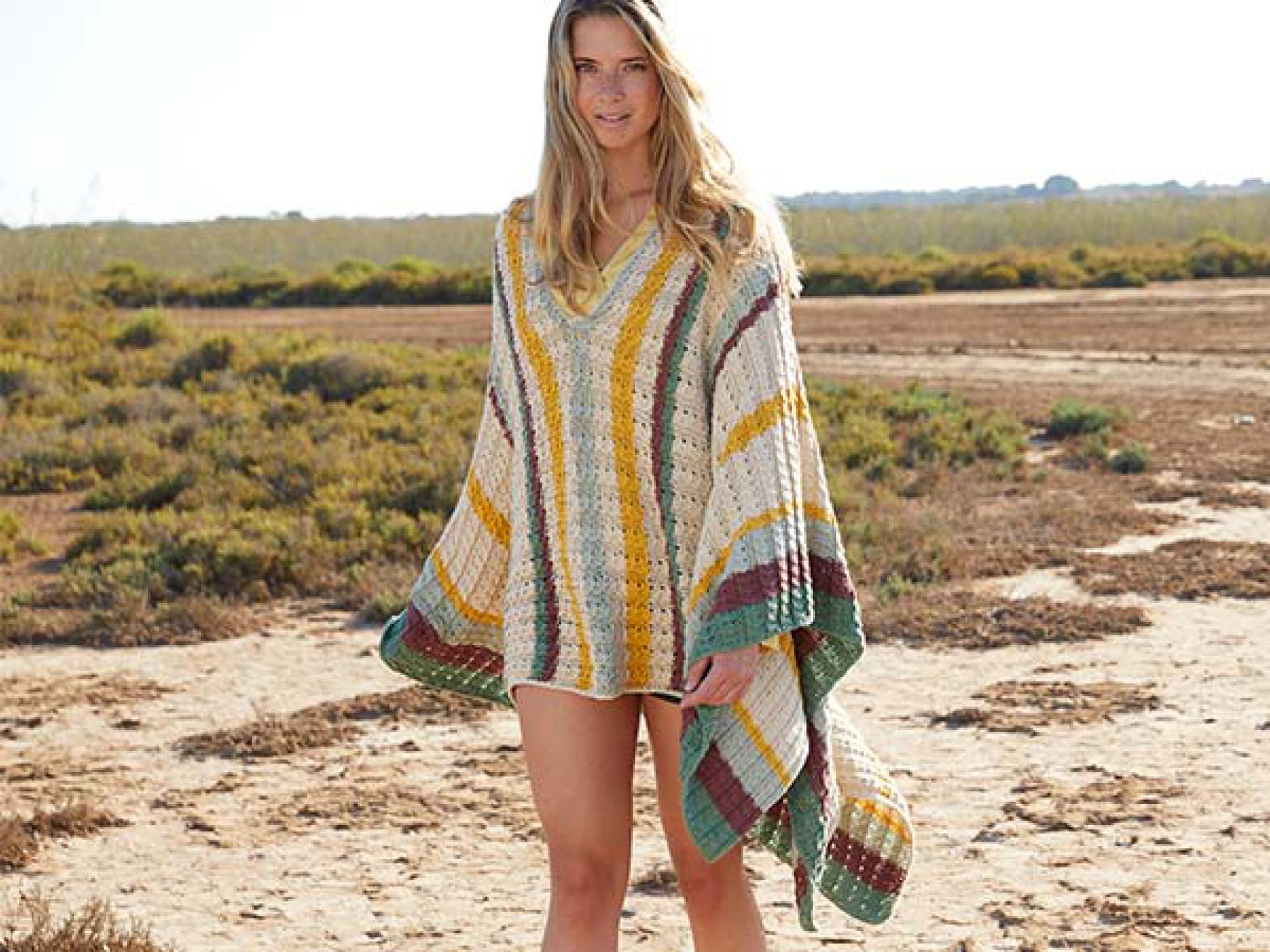 Strickanleitung für den leichten Poncho von Lana Grossa Model in leichtem Strick-Poncho von Lana Grossa