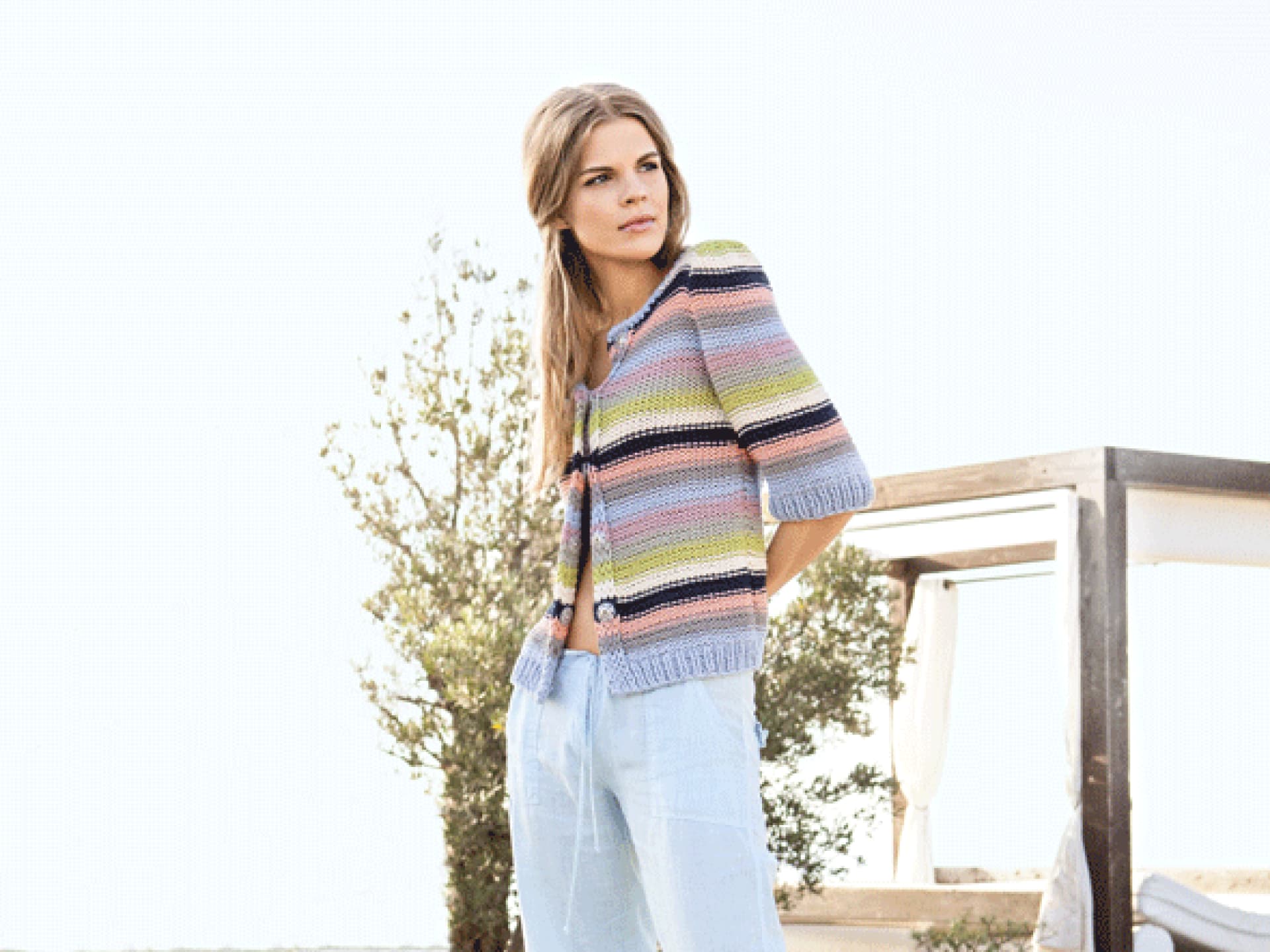 Strickanleitung für den gestreiften Cardigan im Hebemaschenmuster Model in Cardigan im Hebemaschenmuster