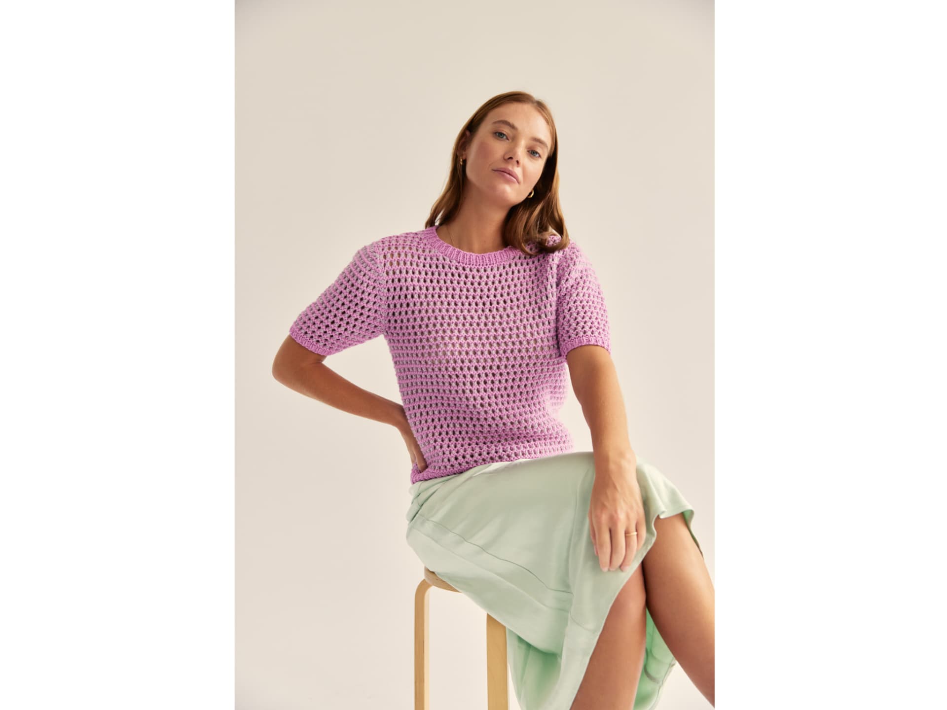 Strickanleitung für das Baumwoll-Shirt von Lana Grossa Model in luftigem Baumwoll-Shirt von Lana Grossa