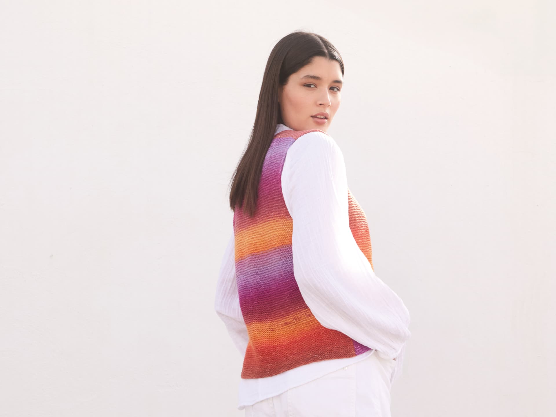 Strickanleitung für die bunte Weste von Lana Grossa Model in gestrickter Weste von Lana Grossa