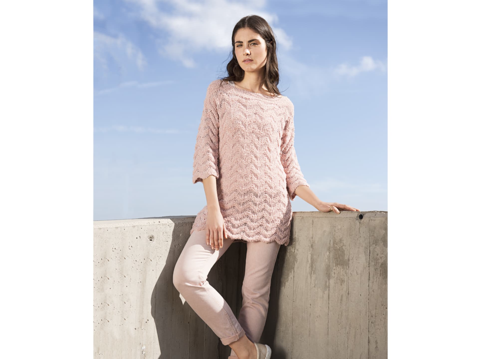 Strickanleitung für die Tunika mit Muster von Lana Grossa Model in gestrickter Tunika mit Muster von Lana Grossa