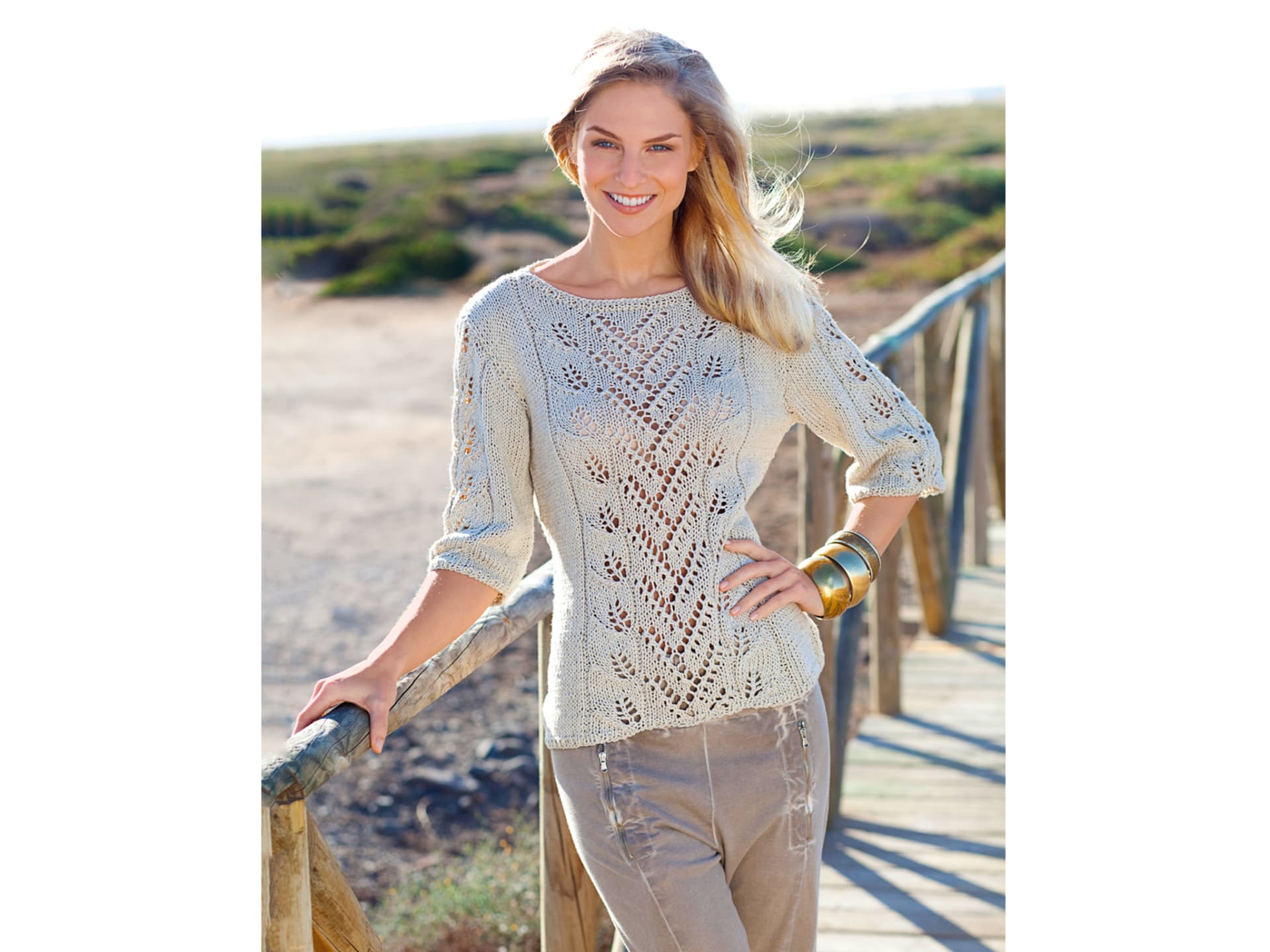Strickanleitung für den Blattmuster-Pullover von Lana Grossa Stricken mit Leinen - Model in Pullover mit Blattmuster von Lana Grossa
