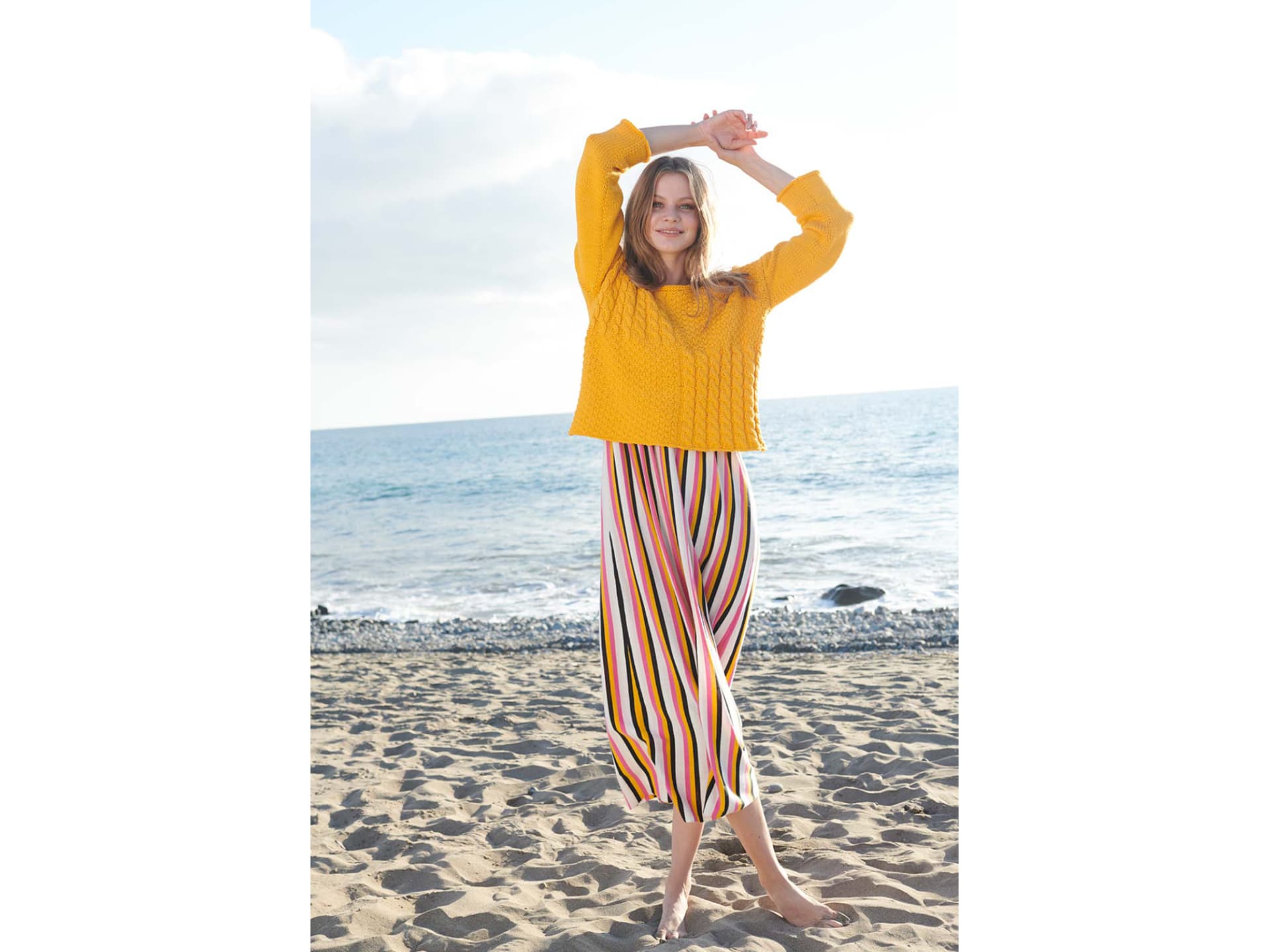 Strickanleitung für den kurzen Kastenpullover mit Zopfmuster Stricken mit Seide - Model in kurzem Kastenpullover mit Zopfmuster