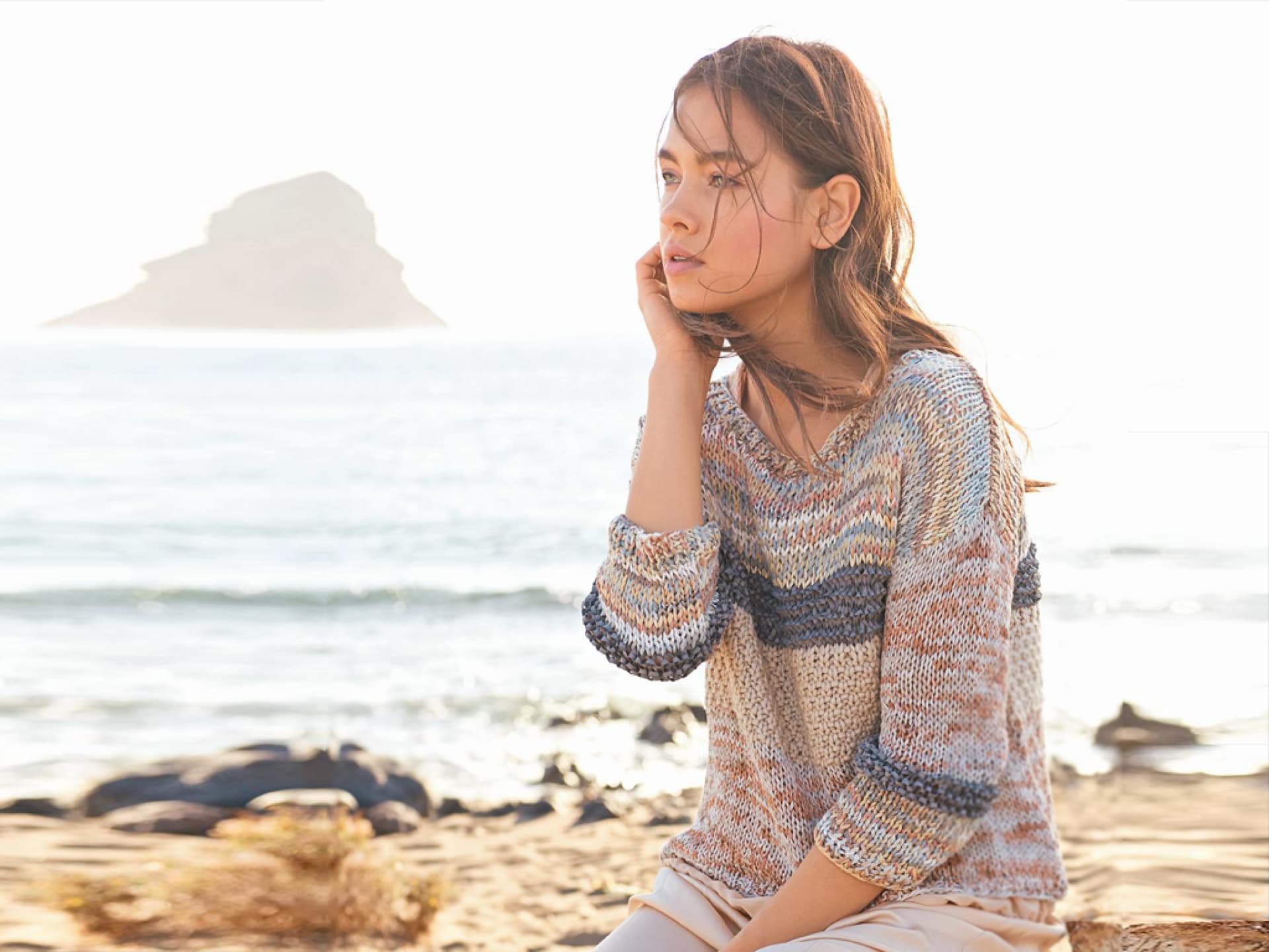 Strickanleitung für den Mustermix-Pullover Stricken mit Seide - Model in Mustermix-Pullover