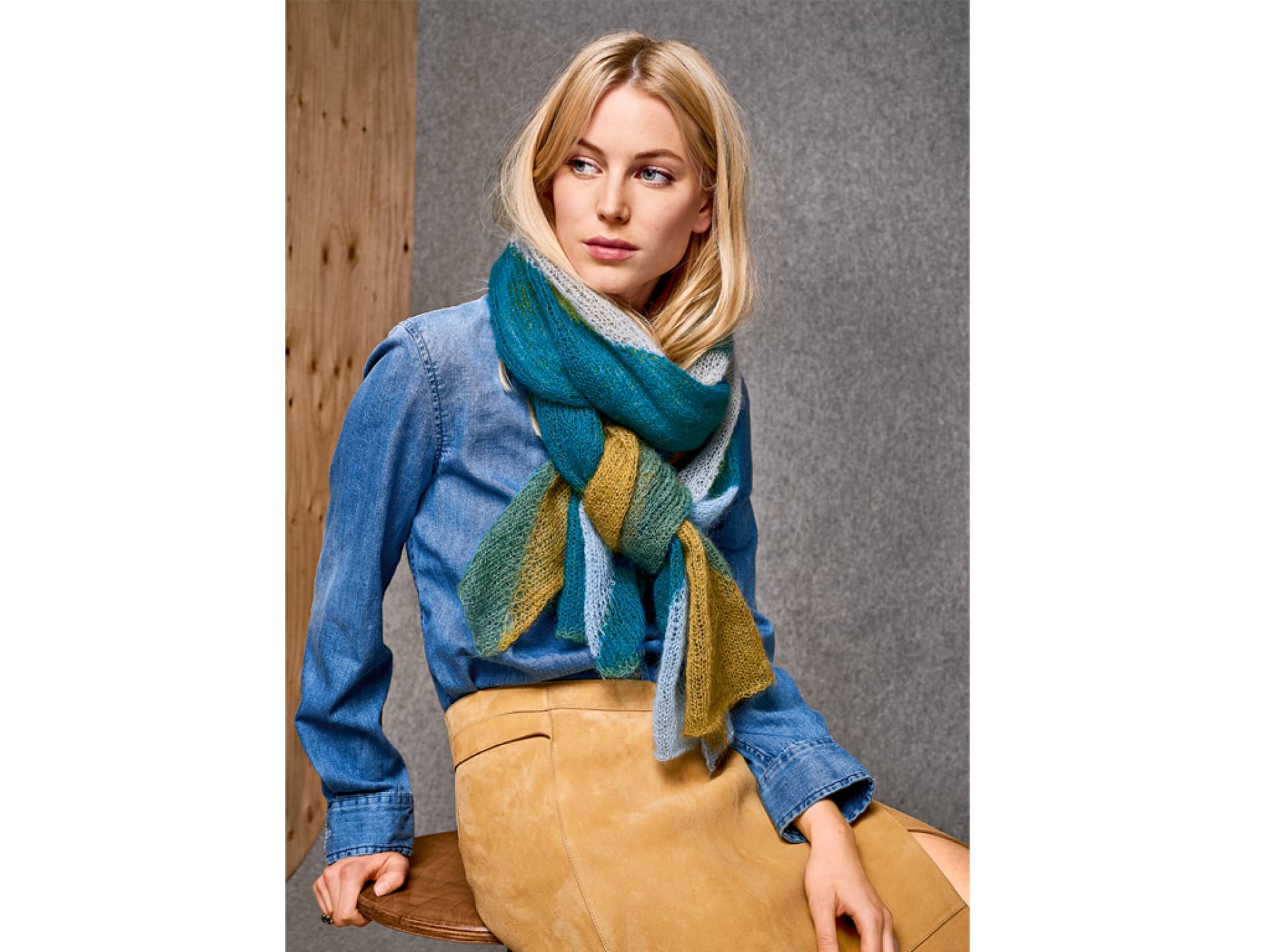 Strickanleitung für den Farbverlauf-Schal von Lana Grossa Stricken mit Seide - Model mit Schal mit Farbverlauf von Lana Grossa