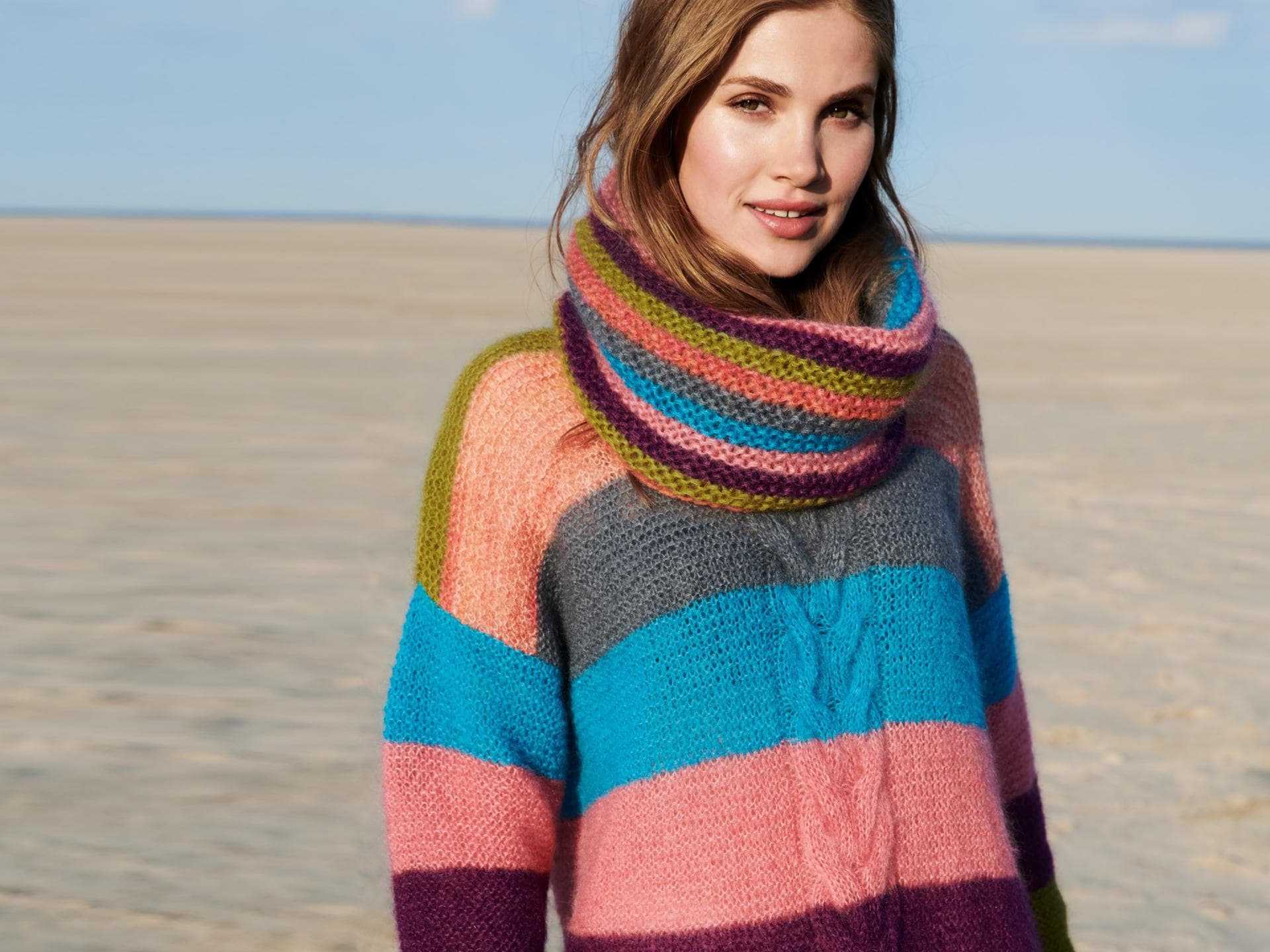 Strickanleitung für den Pullover und Streifen-Loopschal von Lana Grossa Stricken mit Seide - Model in Pullover und Streifen-Loopschal von Lana Grossa