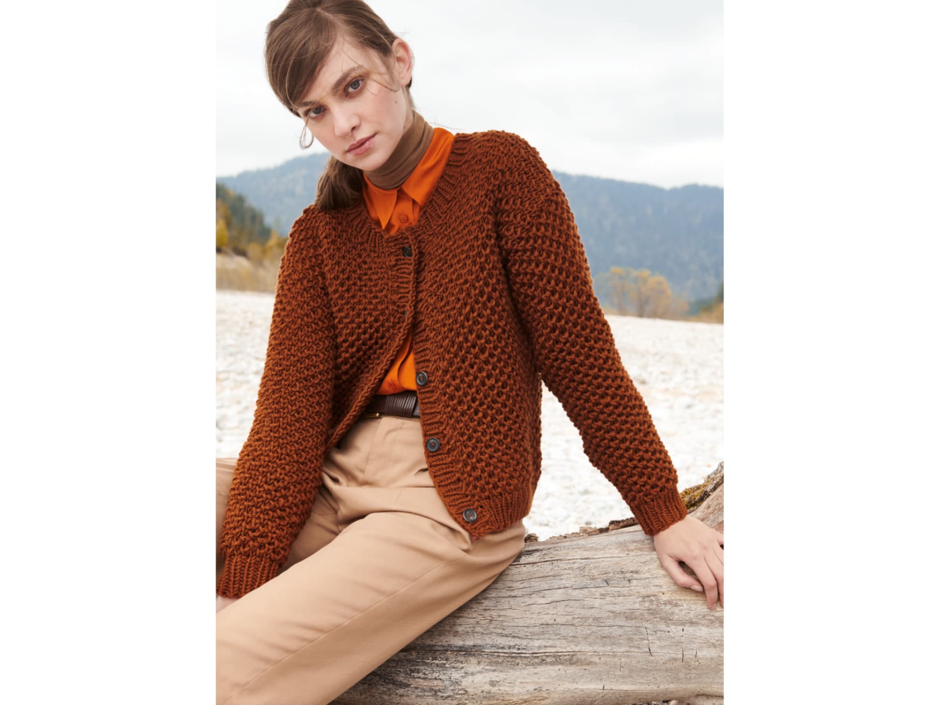 Strickanleitung für die Merino-Jacke von Lana Grossa Stricken mit dicker Wolle - Model in Merino-Jacke von Lana Grossa