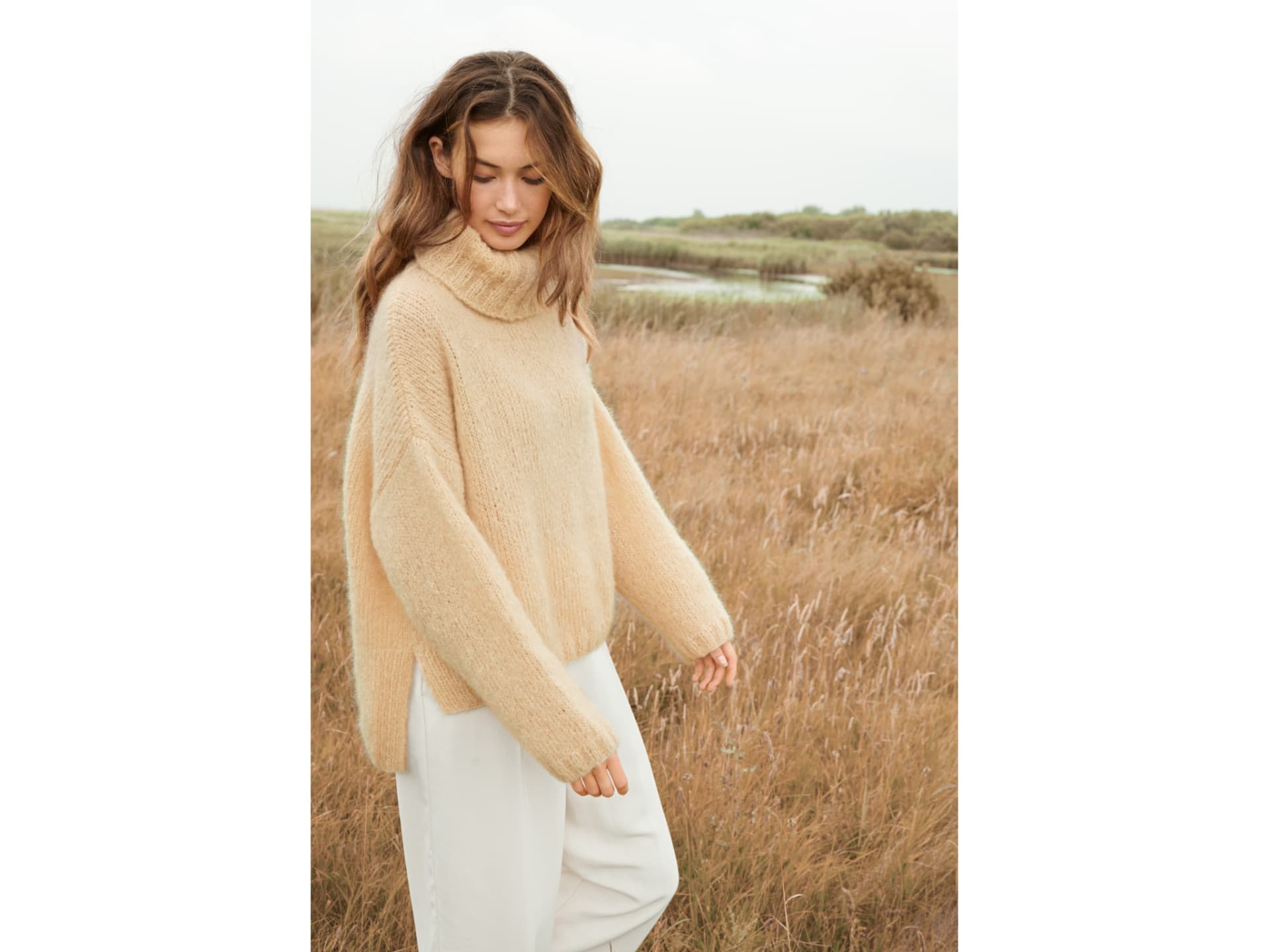 Strickanleitung für den buttergelben Rollkragenpullover von Lana Grossa Stricken mit dicker Wolle - Model in buttergelben Rollkragenpullover von Lana Grossa