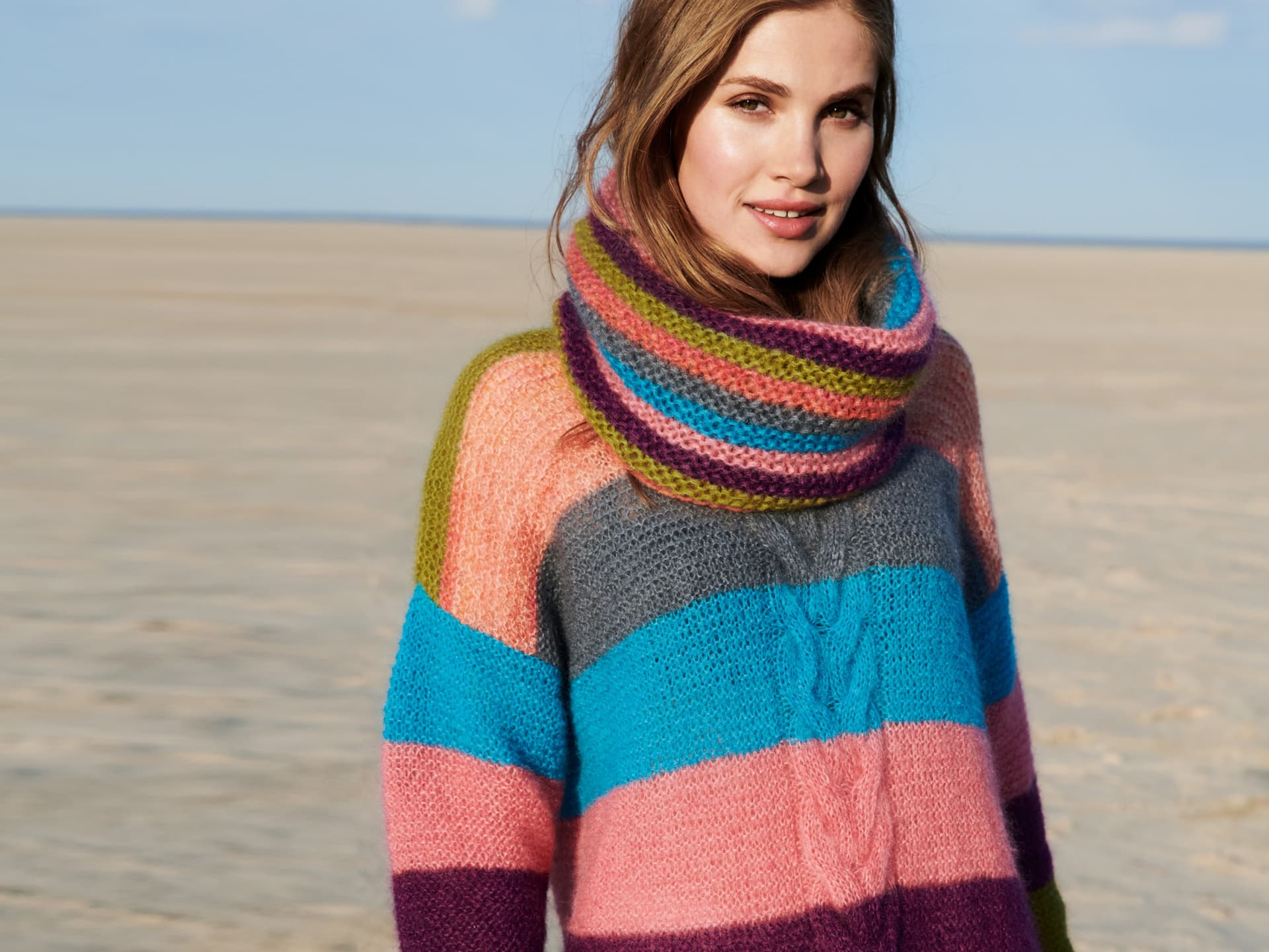 Strickanleitung für Pullover und Streifen-Loopschal von Lana Grossa Stricken mit Rundstricknadel - Model in Pullover und Streifen-Loopschal von Lana Grossa