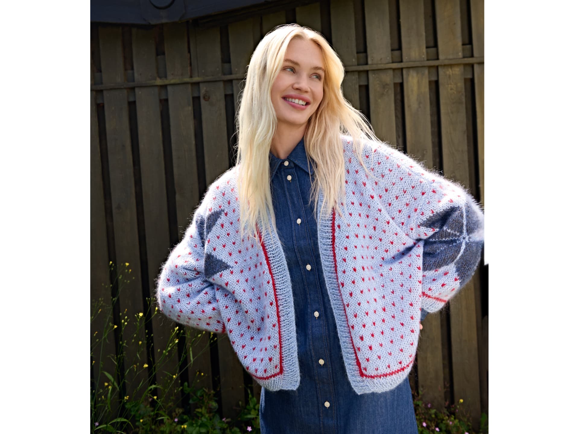 Strickanleitung für die Herzchen-Jacke von Lana Grossa Stricken mit Rundstricknadel - Model in Herzchen-Jacke von Lana Grossa