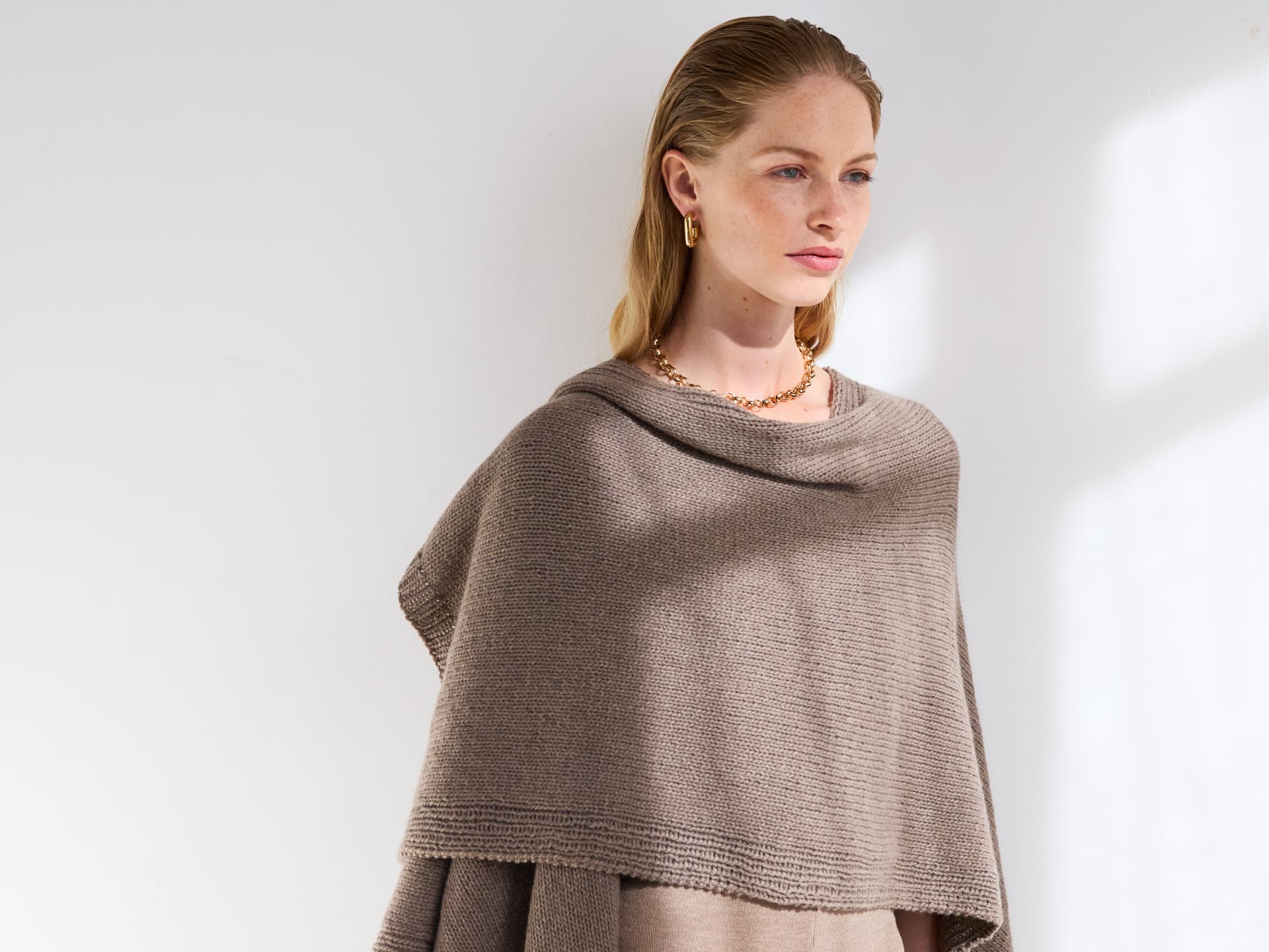 Strickanleitung für den Kaschmir-Poncho von Lana Grossa Stricken mit Rundstricknadel - Model in Kaschmirponcho von Lana Grossa