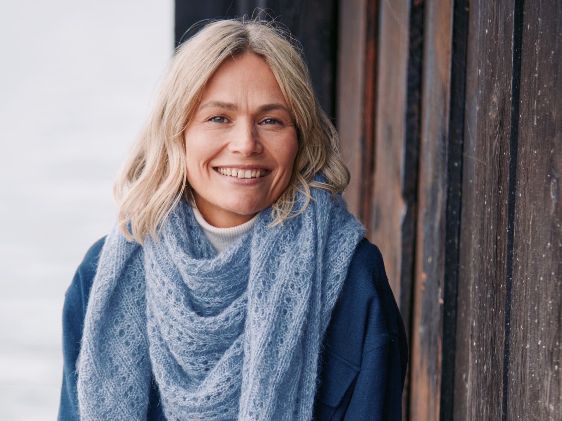 Strickanleitung für das blaue Dreieckstuch von Lana Grossa Stricken mit Rundstricknadel - Model mit blauem Dreieckstuch von Lana Grossa