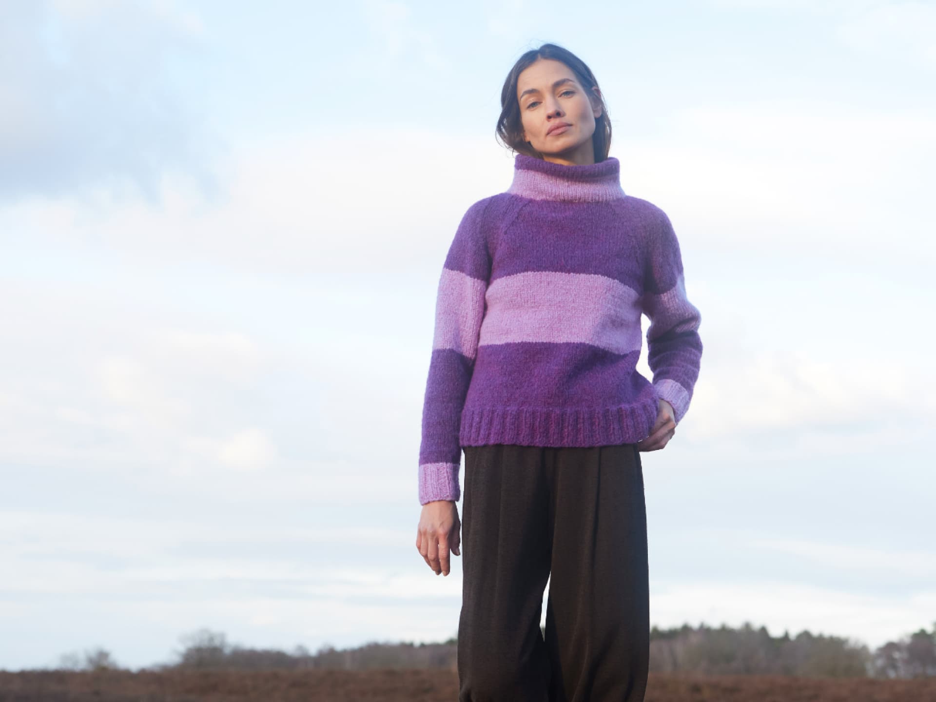Strickanleitung für den XXL-Streifenpullover von Lana Grossa Stricken mit Rundstricknadel - Model in Pullover mit XXL-Streifen