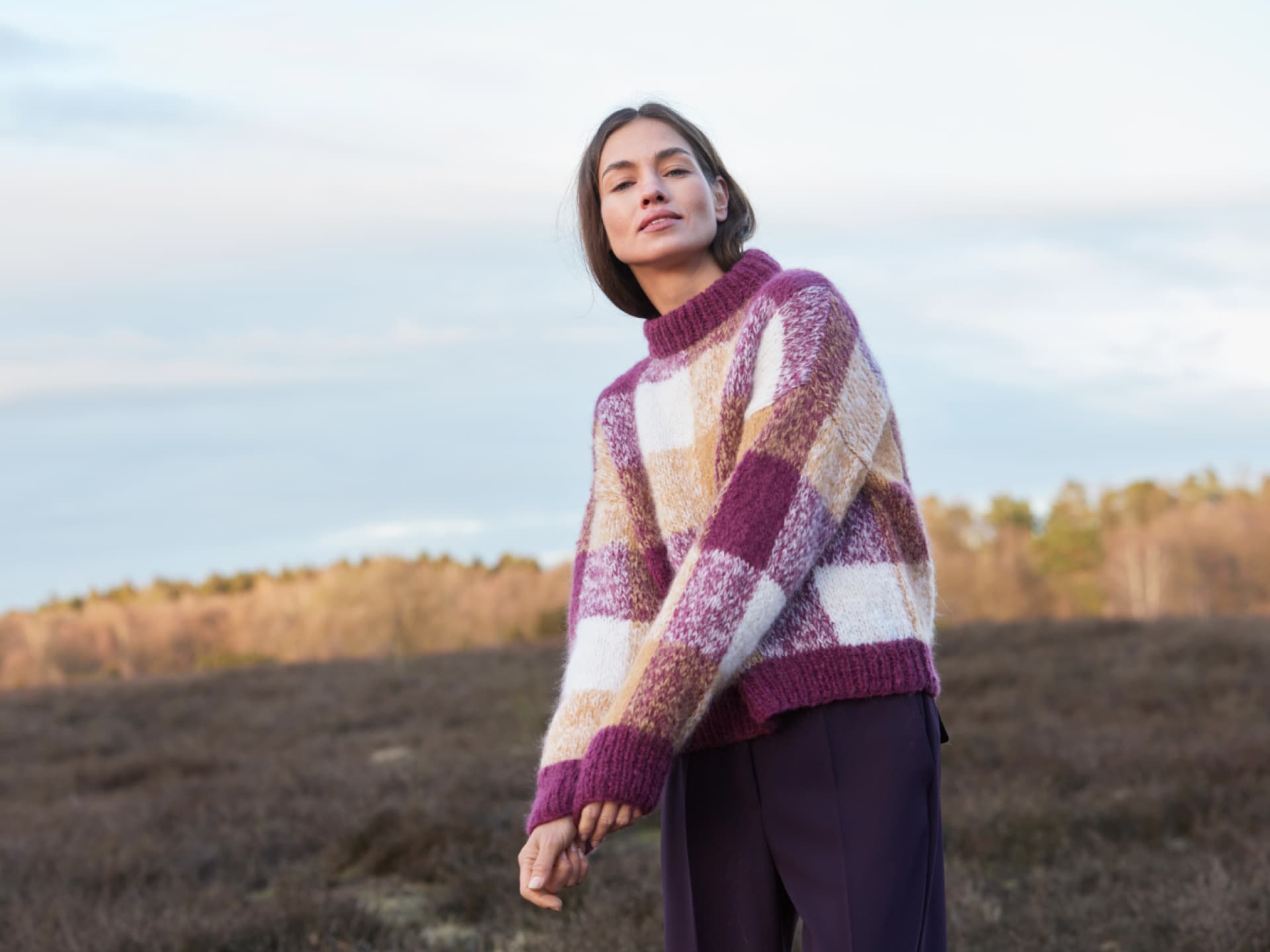 Strickanleitung für den XXL-Karopullover von Lana Grossa Stricken mit Rundstricknadel - Model in XXL-Karopullover von Lana Grossa