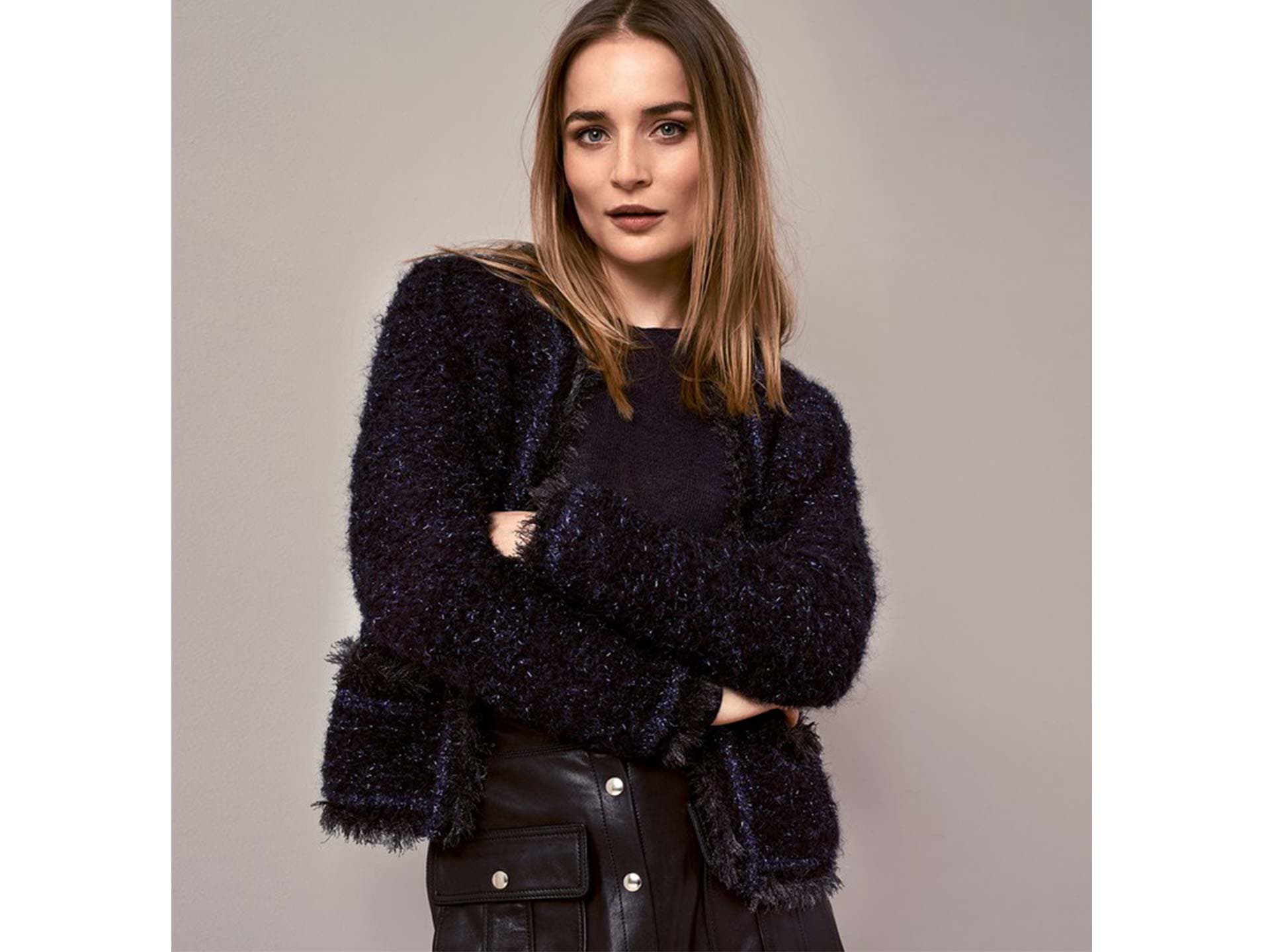 Strickanleitung für die schicke Bouclé-Jacke von Rico Design Model in selbst gestrickter Bouclé-Jacke von Rico Design