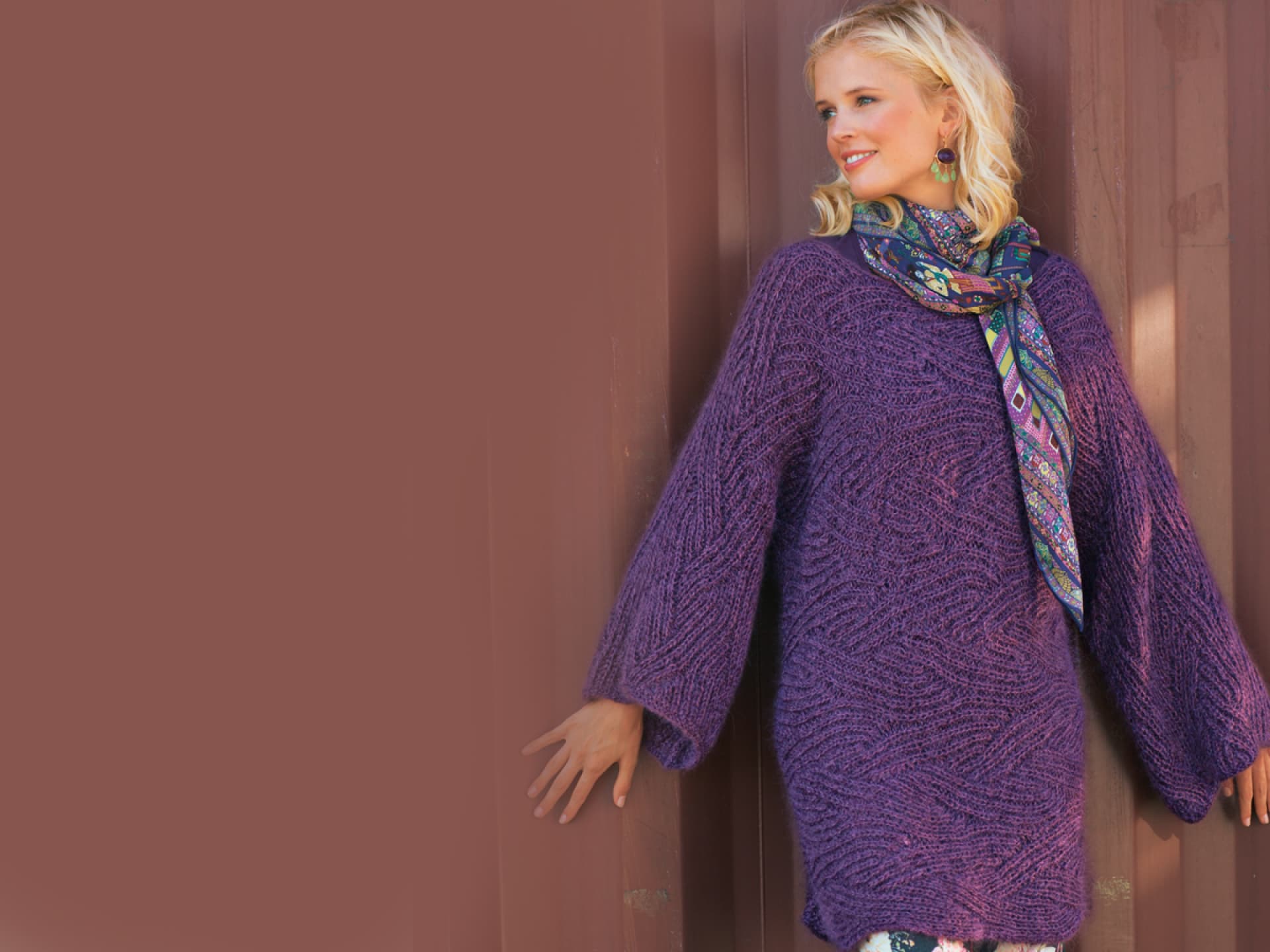 Kleider können Sie auch ganz einfach selbst stricken Model in lila Kuschelkleid von Lana Grossa