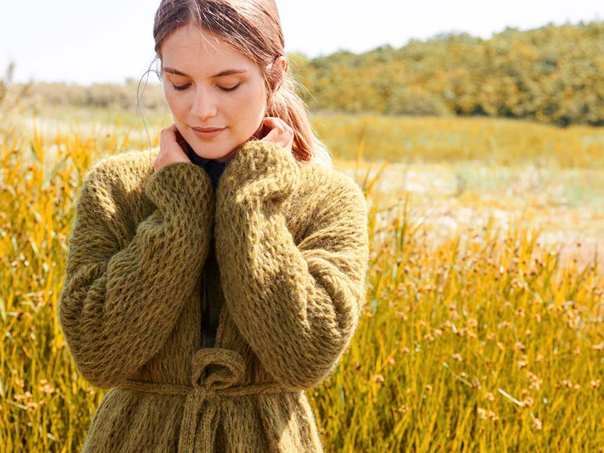 Bei uns finden Sie die schönsten Muster-Strickanleitungen zum Nachstricken Model in Muster-Strickjacke von Lana Grossa
