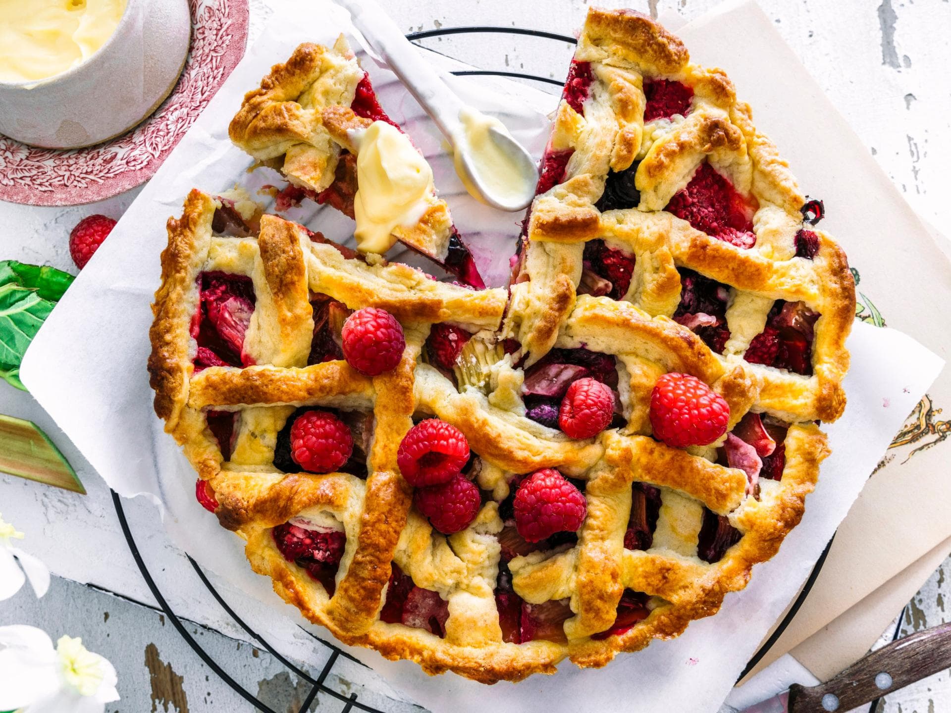 Rhabarber-Tarte mit Beeren Rhabarber-Tarte mit Beeren